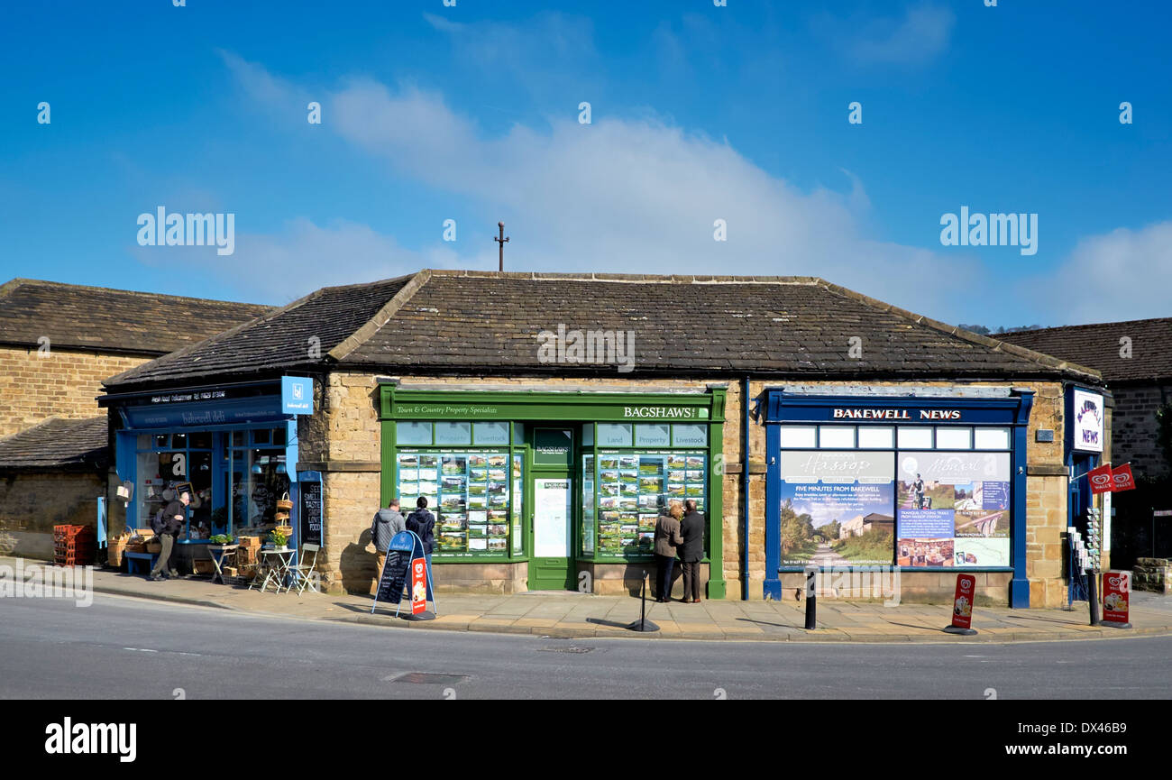 Bakewell Derbyshire, Angleterre Royaume-Uni gens de l'extérieur de la propriété de l'agent immobilier local shop Banque D'Images