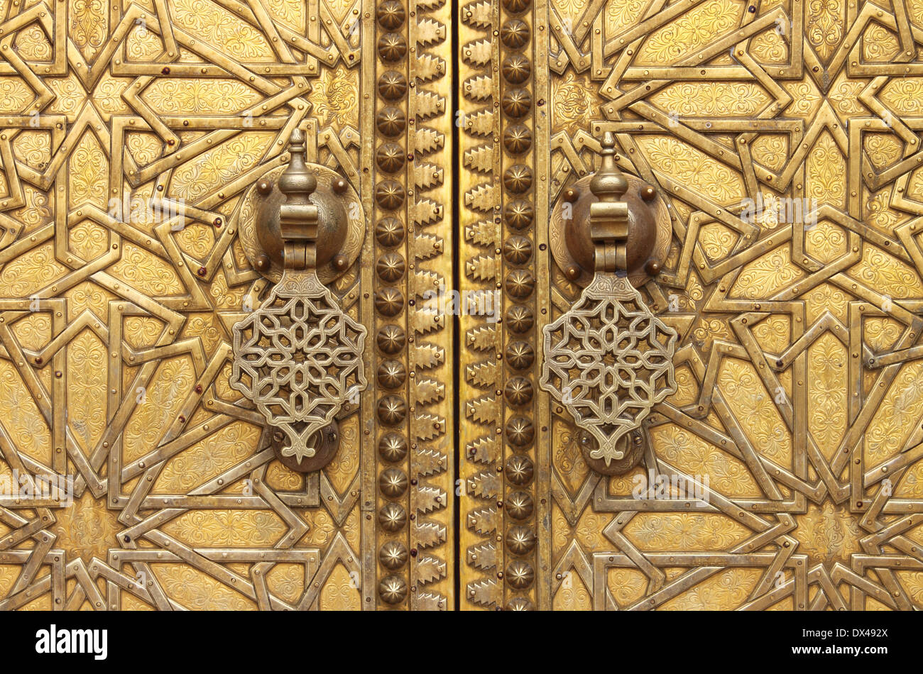 Le golden heurtoirs de porte du Palais Royal de Fès, Maroc Banque D'Images