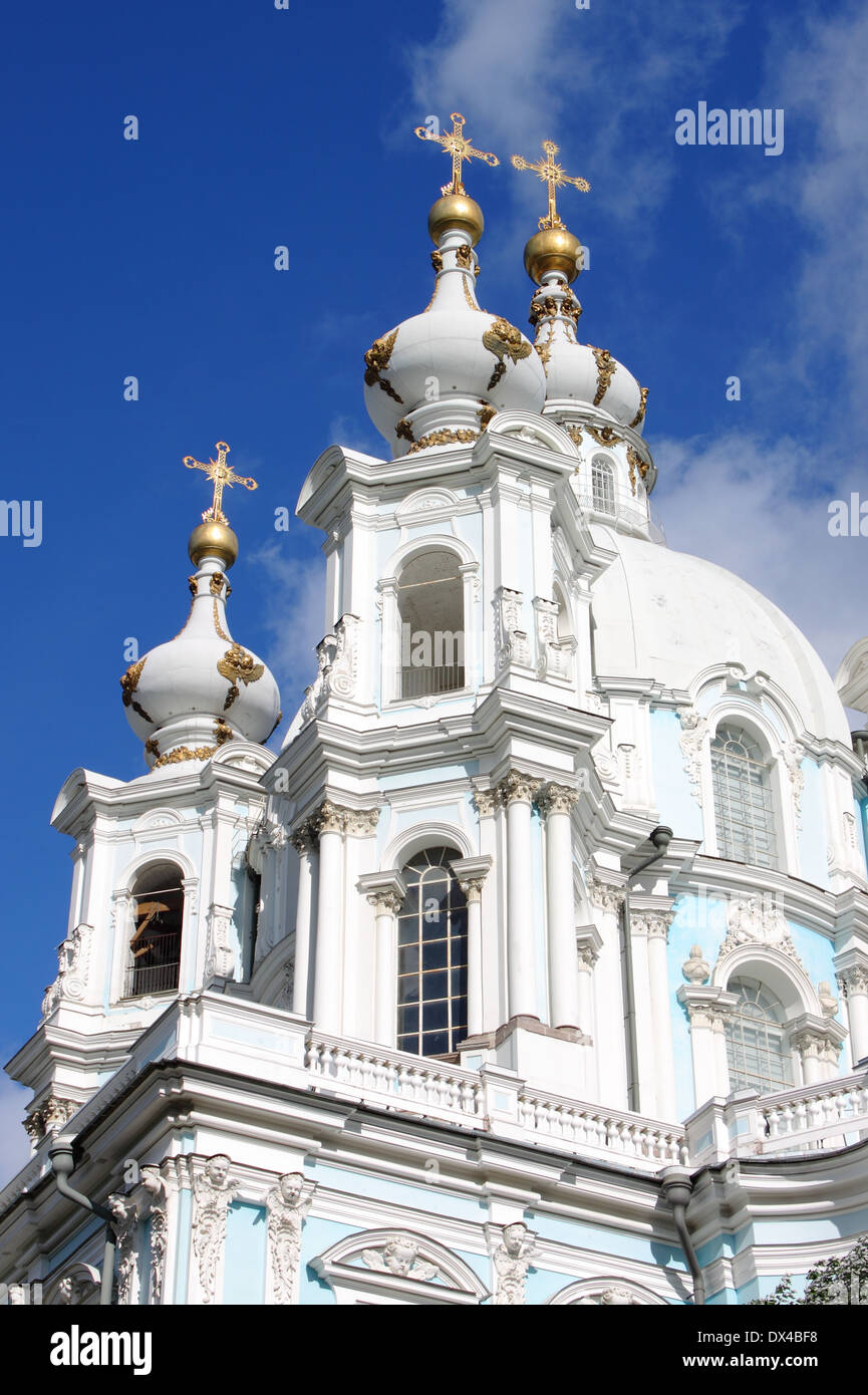 Les dômes de la cathédrale Smolny à Saint-Pétersbourg, Russie Banque D'Images