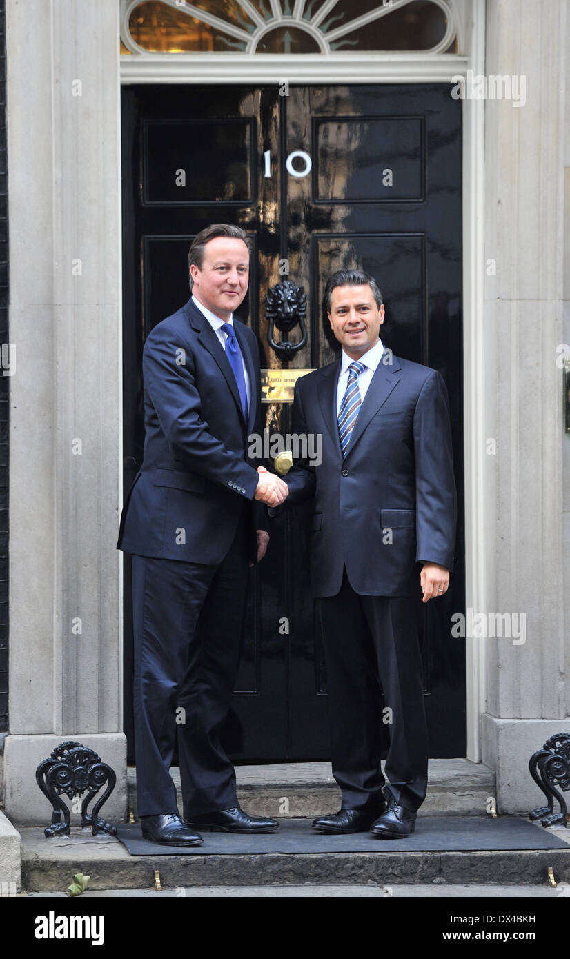 Le Président mexicain Enrique Pena Nieto élu (R) rencontre le Premier ministre britannique David Cameron (G) au 10 Downing Street. Londres, Angleterre - 16.10.12 Où : London, Royaume-Uni Quand : 16 Oct 2012 Banque D'Images