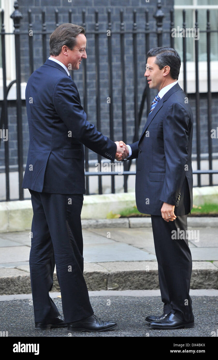 Le Président mexicain Enrique Pena Nieto élu (R) rencontre le Premier ministre britannique David Cameron (G) au 10 Downing Street. Londres, Angleterre - 16.10.12 Où : London, Royaume-Uni Quand : 16 Oct 2012 Banque D'Images