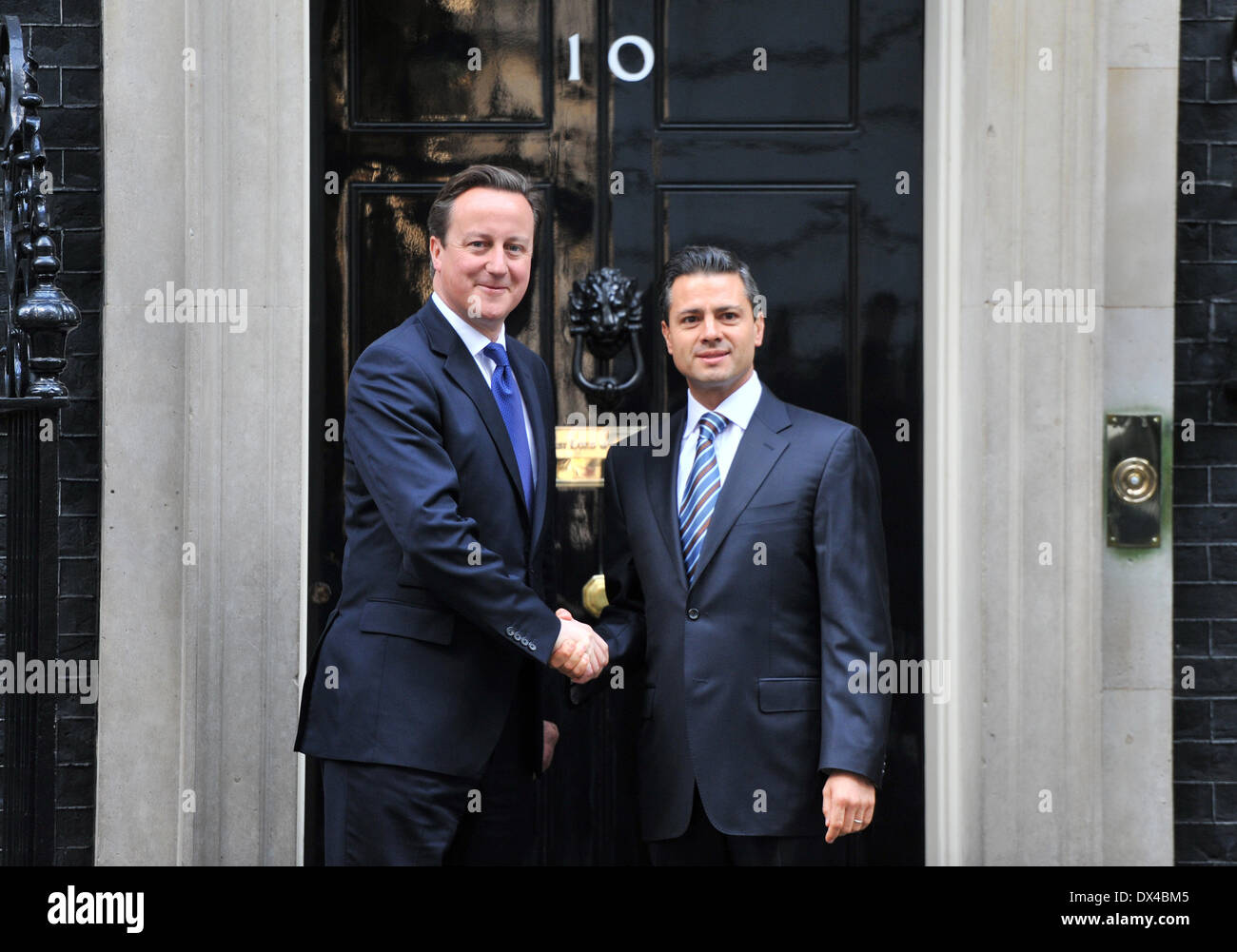 Le Président mexicain Enrique Pena Nieto élu (R) rencontre le Premier ministre britannique David Cameron (G) au 10 Downing Street. Londres, Angleterre - 16.10.12 Où : London, Royaume-Uni Quand : 16 Oct 2012 Banque D'Images