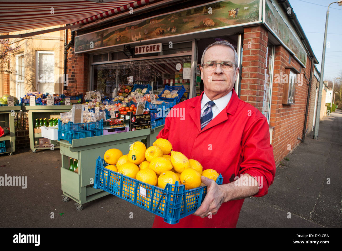 Shop keeper traditionnels à l'extérieur de son magasin à Cambridge, Angleterre Banque D'Images