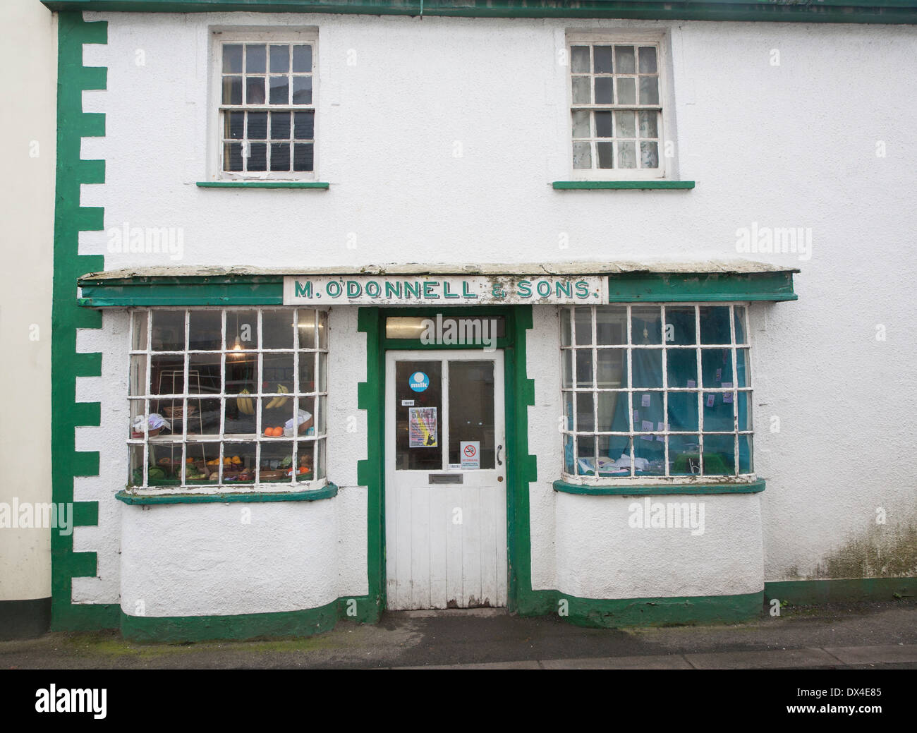 O'Donnell et fils petit magasin à Hartland village, Devon, Angleterre Banque D'Images