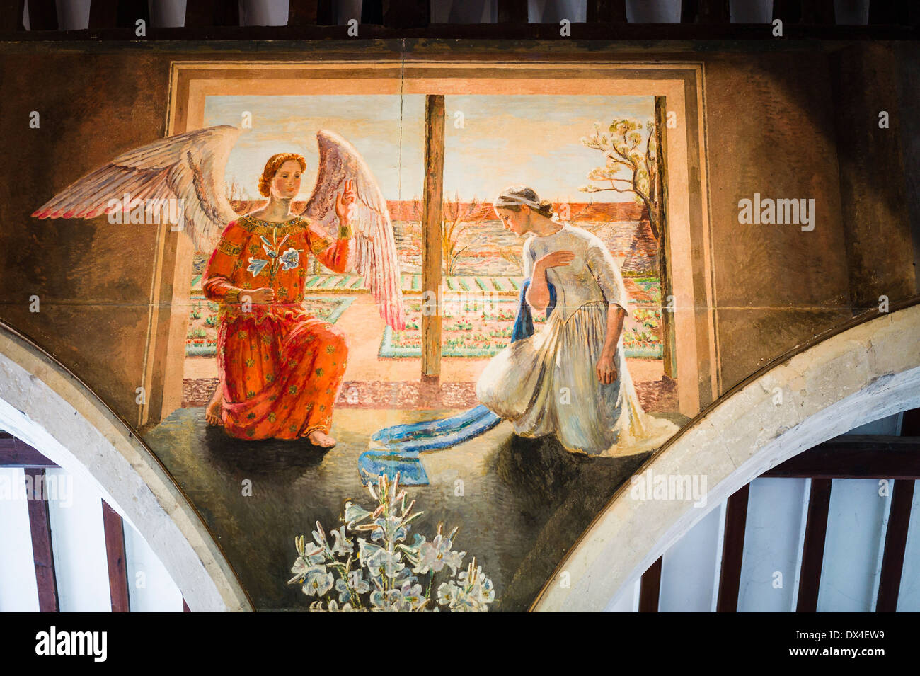 Winged angel dispose d'une peinture murale religieuse dans une église anglaise Banque D'Images