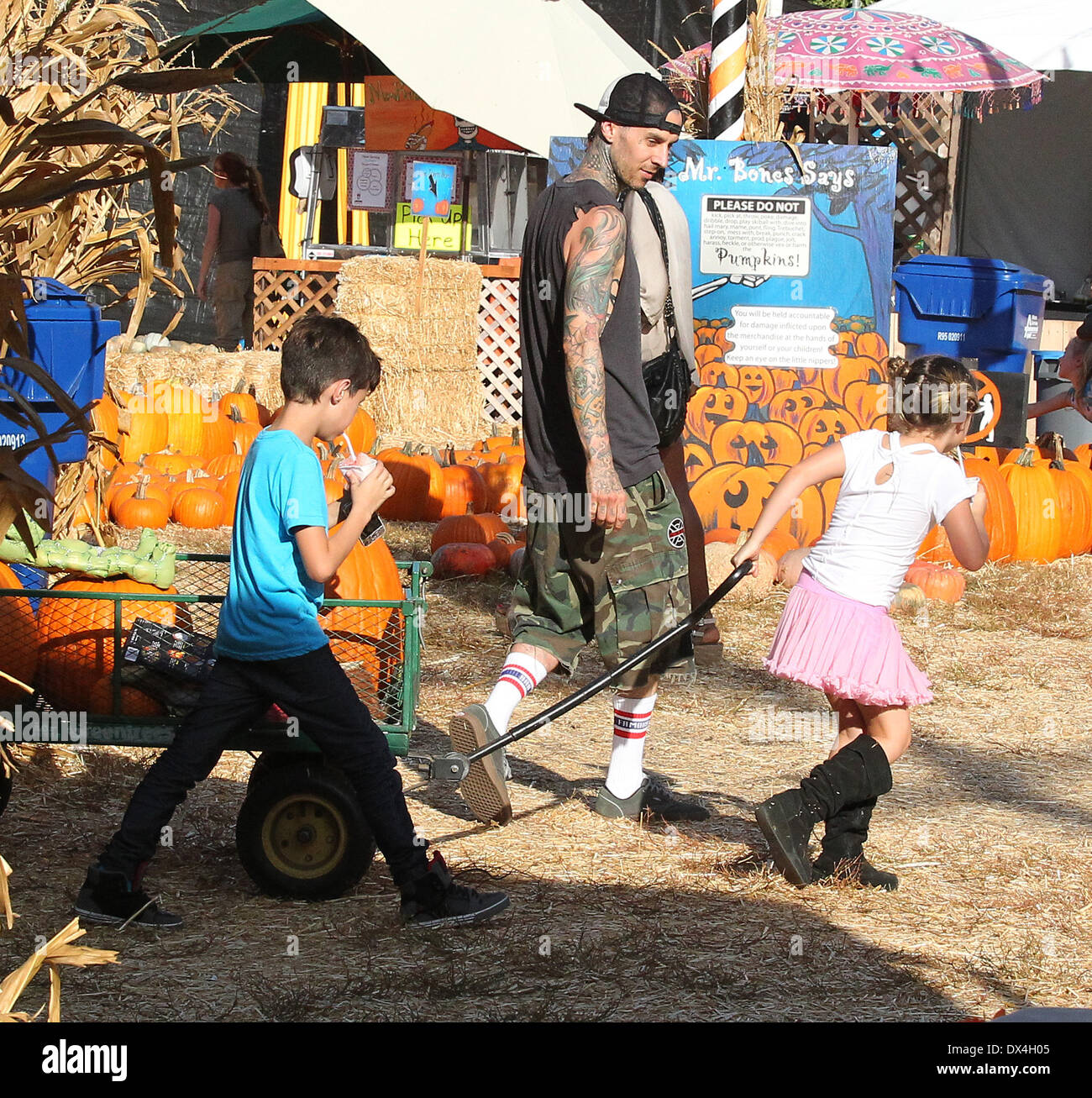 Travis Barker et ses enfants et de l'Alabama Landon Barker à M. Bones  Pumpkin Patch Los Angeles, Californie - 18.10.12 Où : U Photo Stock - Alamy