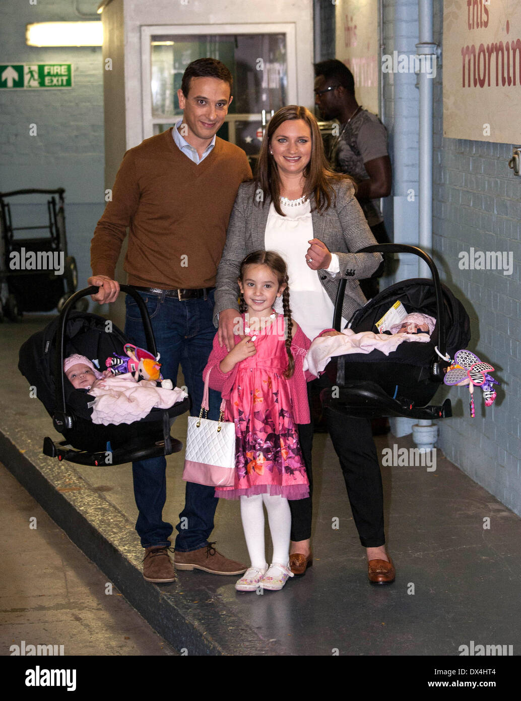 Jumeaux siamois Rosie et Ruby Formosa avec leurs parents Angela et Daniel et sœur Lily à l'extérieur de l'ITV studios London, England - 19.10.12 Où : London, Royaume-Uni Quand : 19 Oct 2012 Banque D'Images