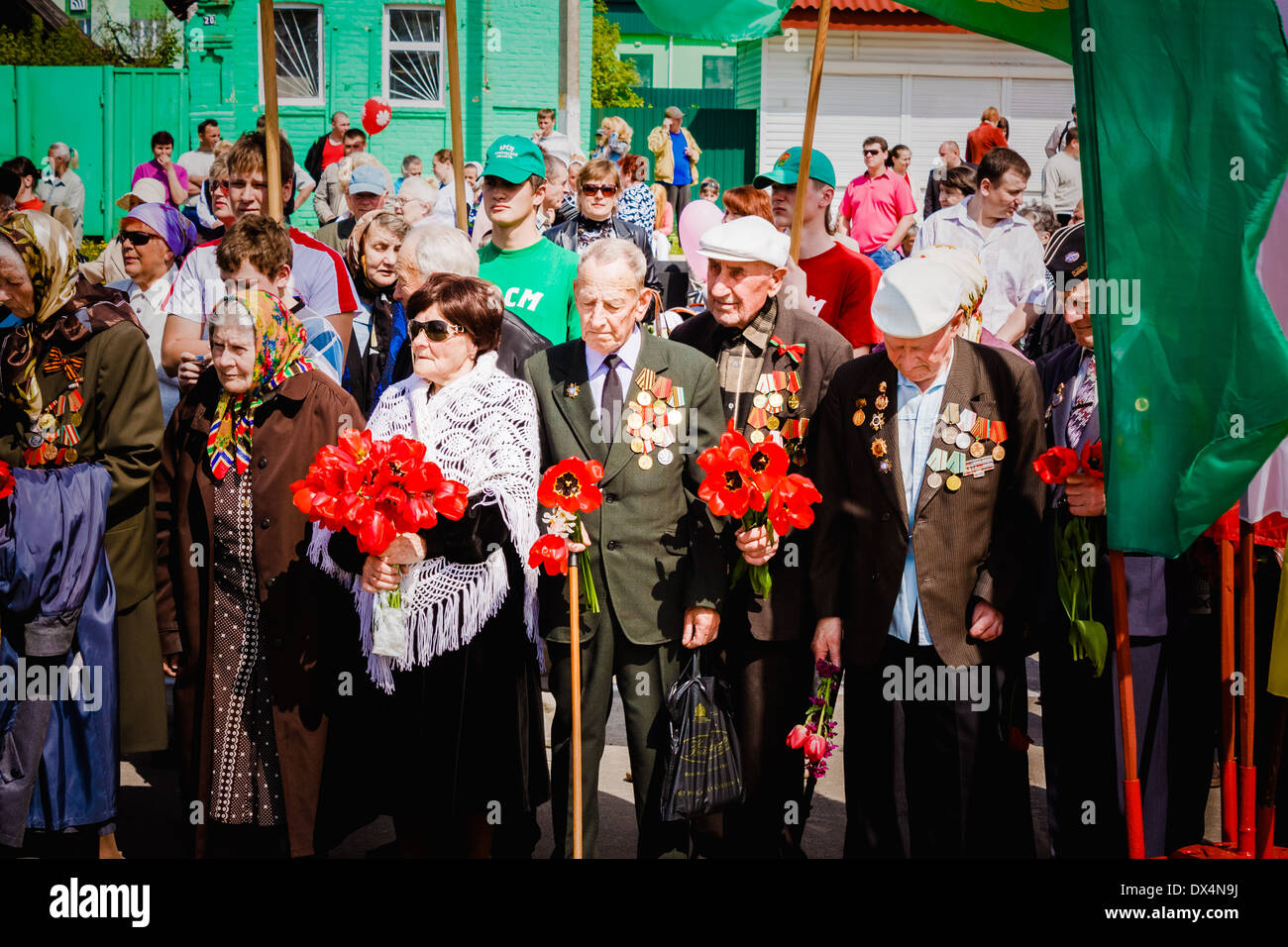GOMEL, BÉLARUS - 9 mai : anciens combattants non identifiés au cours de la célébration du Jour de la victoire le 9 mai 2012 à Gomel, au Bélarus. Banque D'Images