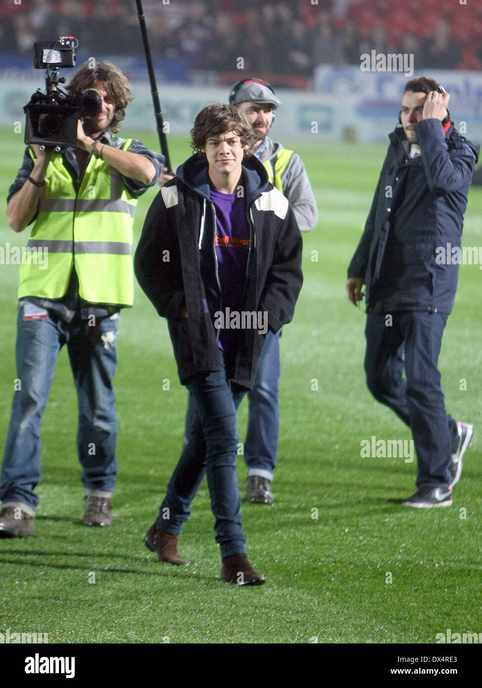 Harry Styles appuie son une direction band mate Louis Tomlinson qu'il prend part à un match de football à l'Keepmoat Banque D'Images