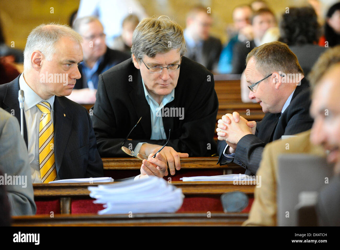 Brno, République tchèque. 18 mars, 2014. Gouvernement municipal de Brno a commencé la procédure sur l'autorisation de l'annexe du contrat avec CTP développeur investir qui prépare la construction d'un entrepôt géant pour l'internet retailer américain Amazon. Les représentants des municipalités de gauche à droite : Daniel Rychnovsky, Antonin, vit de l'ACHF Beran sont illustrés dans le cadre d'une instance à Brno, République tchèque le 18 mars 2014. Photo : CTK Vaclav Salek/Photo/Alamy Live News Banque D'Images