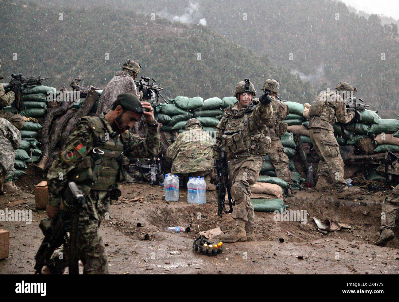Un soldat de l'armée américaine avec la 101e Division aéroportée rappelle les tours durant un échange de tirs avec les Taliban le 29 mars 2011 dans la vallée d'Barawala Kalet, dans la province de Kunar en Afghanistan. Banque D'Images