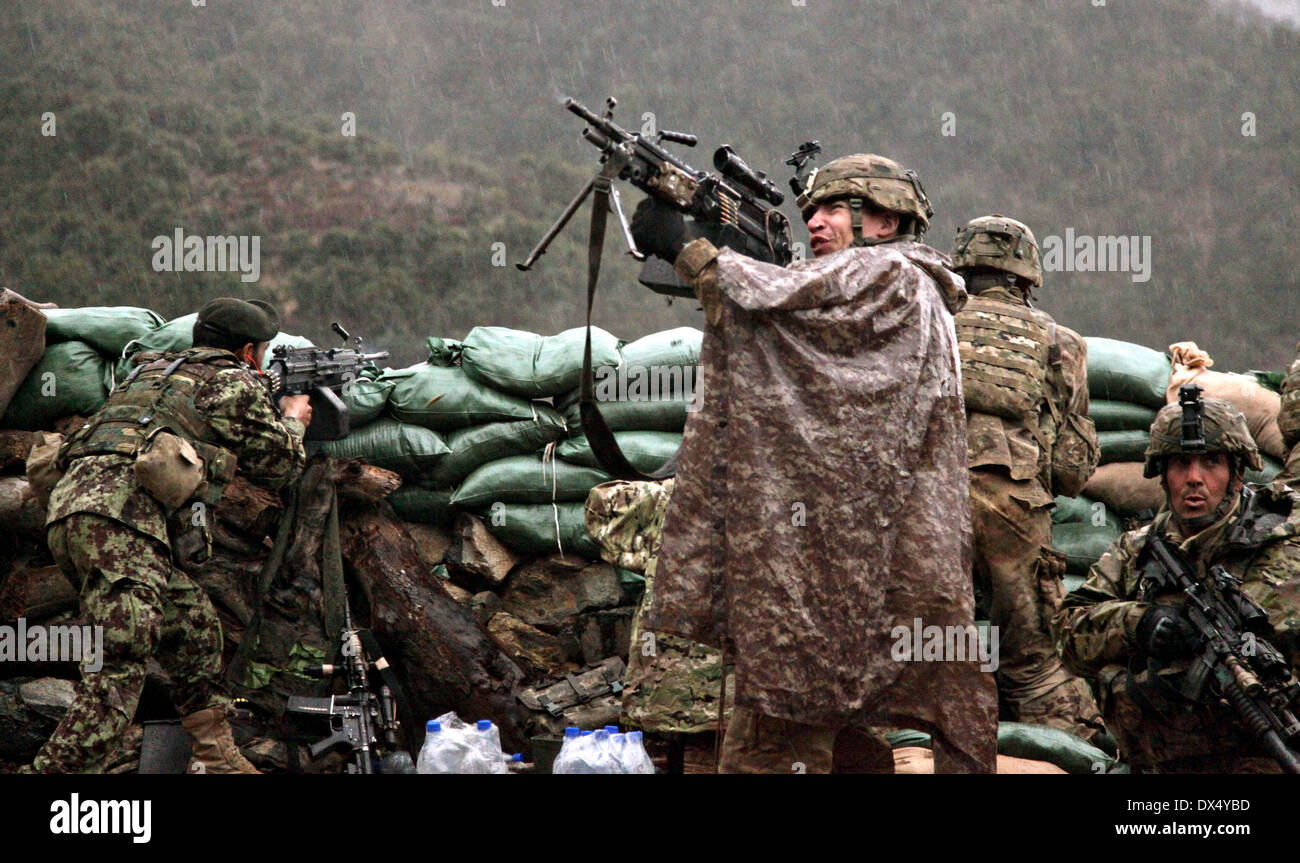 Un soldat de l'armée américaine avec la 101e Division aéroportée retourne le feu avec une mitrailleuse M-249 durant un échange de tirs avec les Taliban le 29 mars 2011 dans la vallée d'Barawala Kalet, dans la province de Kunar en Afghanistan. Banque D'Images