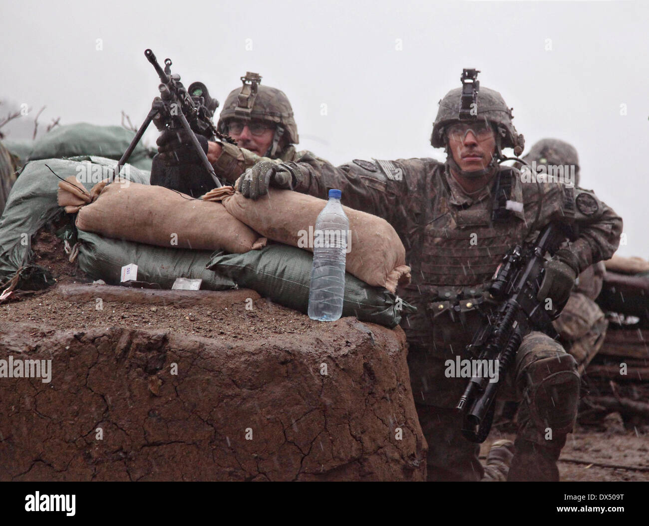 Les soldats de l'Armée US avec la 101e Division aéroportée se couvrir durant un échange de tirs le 29 mars 2011 dans la vallée d'Barawala Kalet, dans la province de Kunar en Afghanistan. Banque D'Images