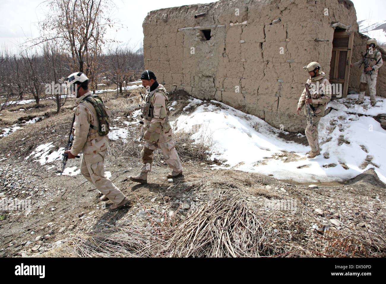 Des soldats afghans avec unité de tâche recherche un village de Wardak lors d'une opération de reconnaissance armés le 6 mars 2014 dans Zabodaq village, la province de Wardak, en Afghanistan. Banque D'Images