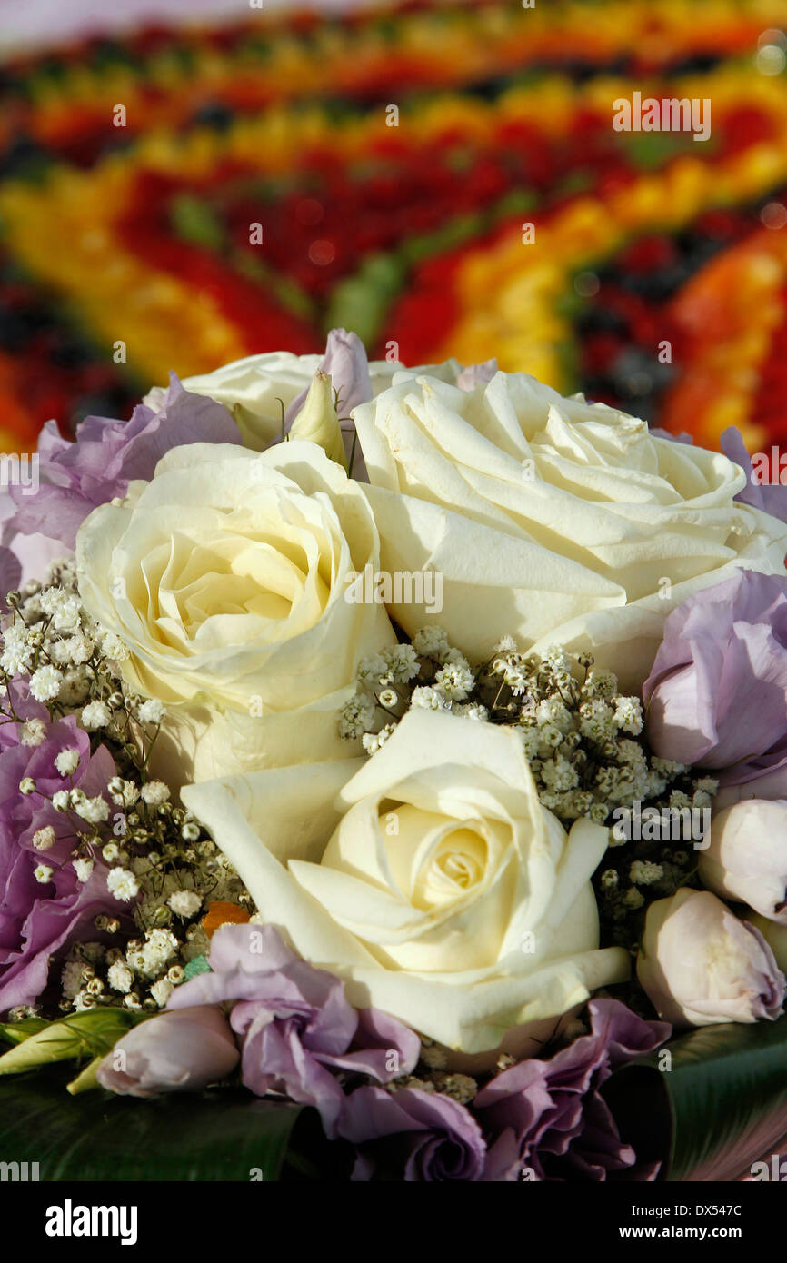 Des fleurs de mariage avec un gâteau de fruit sur l'arrière-plan Banque D'Images