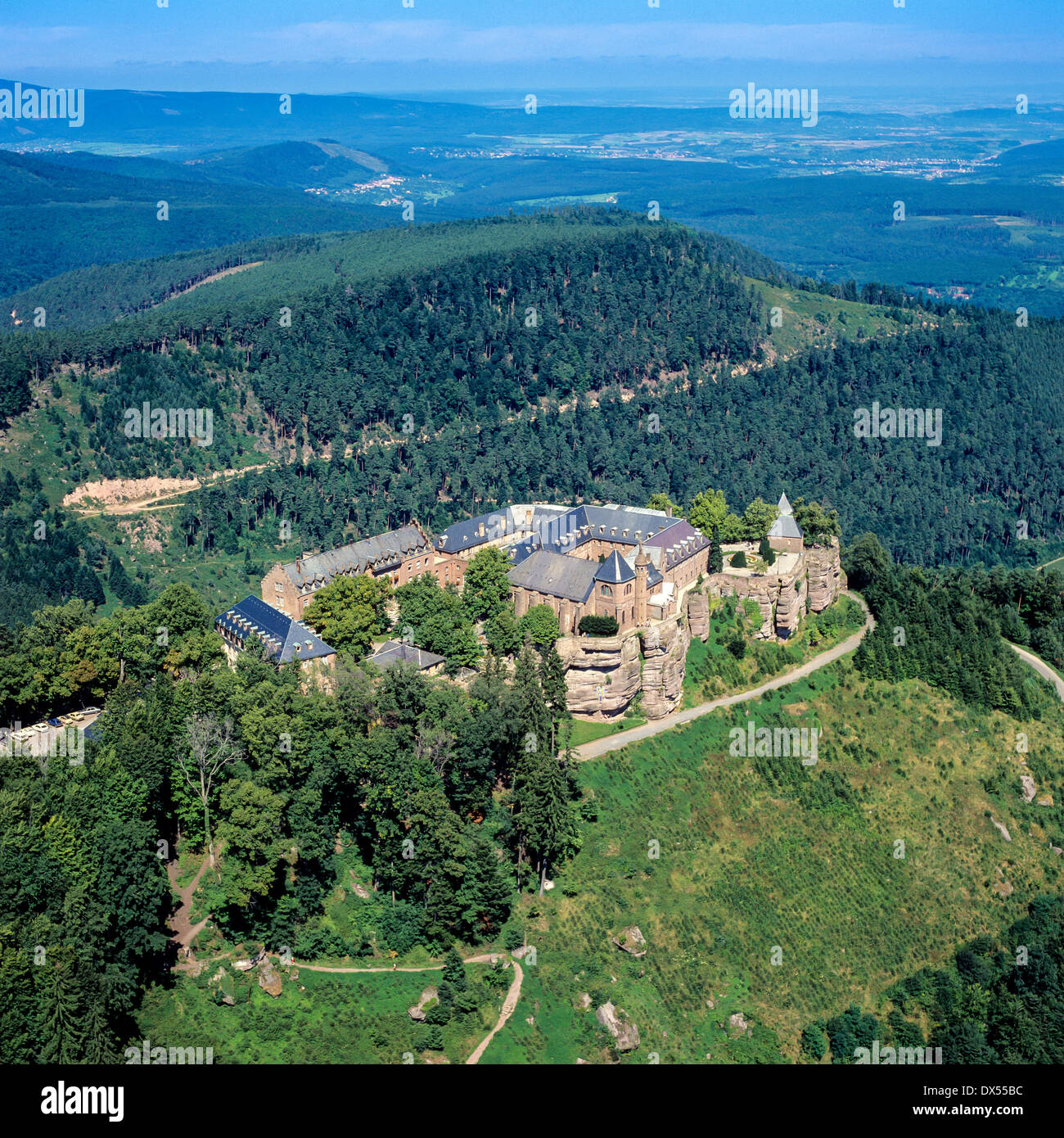 Vue aérienne du couvent du Mont Sainte-Odile et de pèlerinage Alsace France Europe Banque D'Images