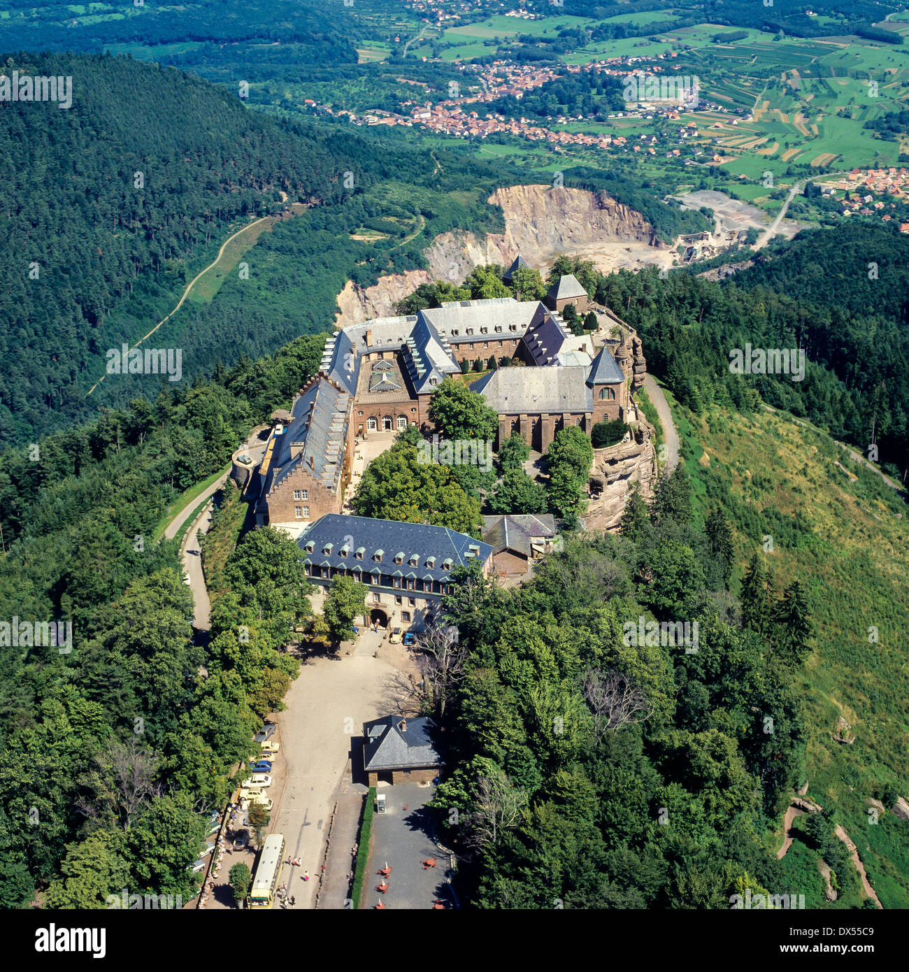 Vue aérienne du couvent du Mont Sainte-Odile et de pèlerinage Alsace France Europe Banque D'Images