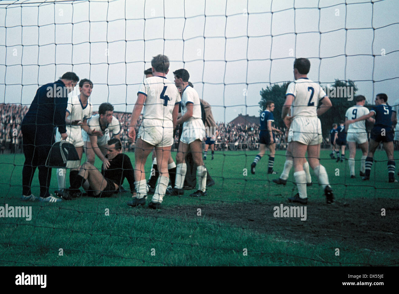 Football, Ouest Regionalliga, 1964/1965, Fuerstenberg Stadium Gelsenkirchen, STV Horst-Emscher contre TSV Marl-Huels 1:1, le médecin d'équipe, Horst Klinkhammer (STV) et Franz Wolny (STV) soin des blessés keeper Bernd Petrasch (STV) Banque D'Images