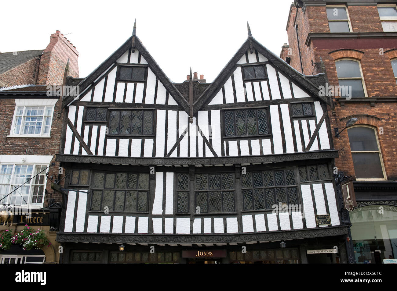 Grand bâtiment tudor noir et blanc dans la chaussée, York, Royaume-Uni. Aujourd'hui immobilier Jones le bottier. Banque D'Images