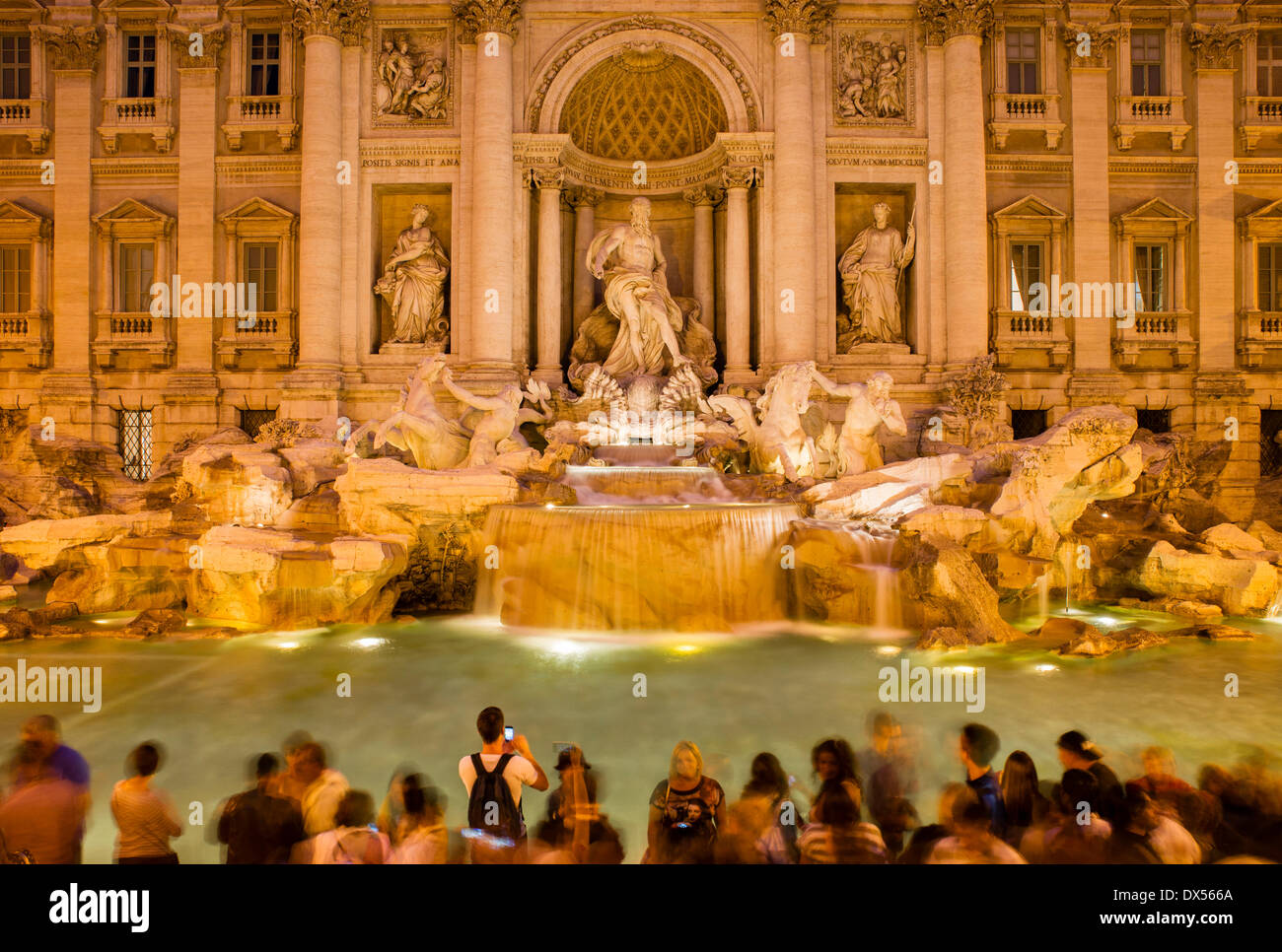 Les touristes à la Fontaine de Trevi, Piazza di Spagna, 1732-1762, fin de la période baroque, design par Nicola Salvi, Rome, Latium, Italie Banque D'Images