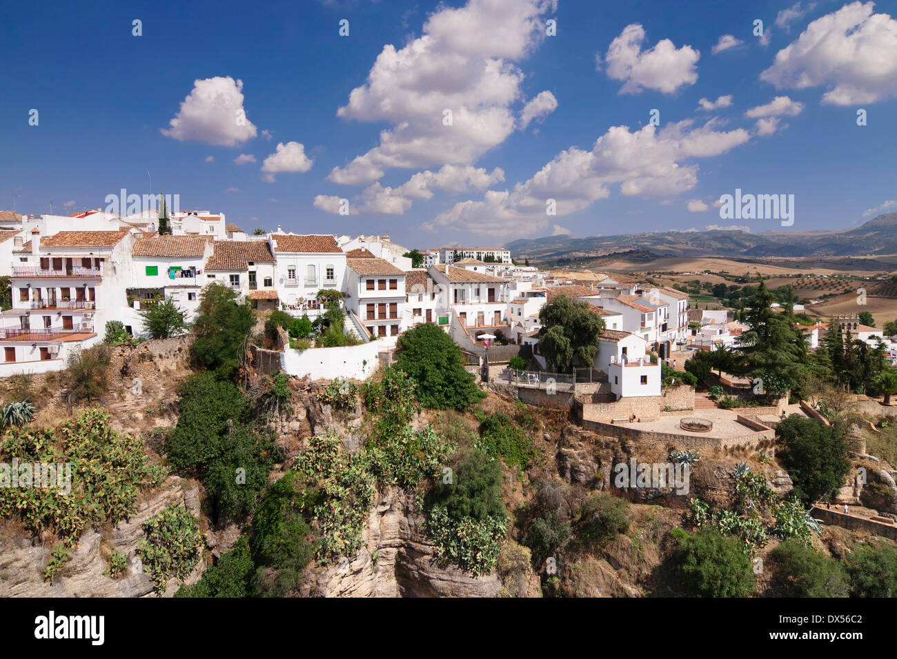 Vue sur les maisons à travers la Gorge El Tajo, les maisons construites sur le bord de la gorge, Ronda, Andalousie, Espagne Banque D'Images