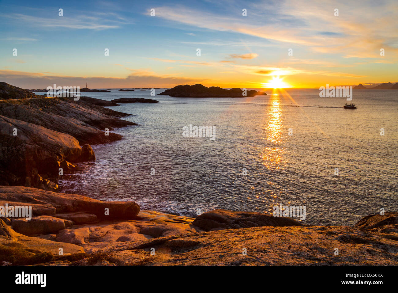 Coucher du soleil sur la côte, près de l'Henningsvær, Austvågøy ou Austvågøya, Lofoten, Norvège Banque D'Images