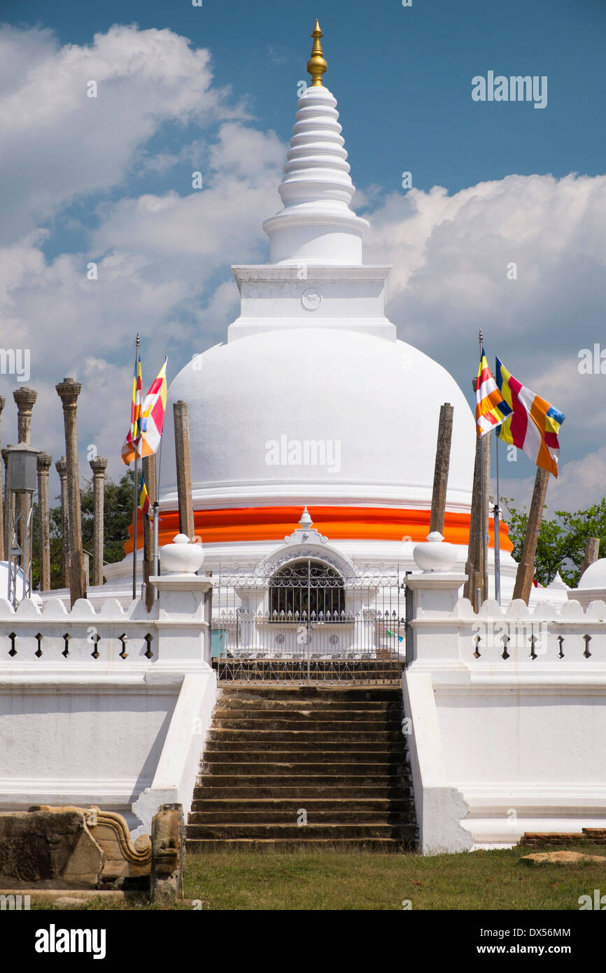 Thuparama Dagoba, décorées avec des bandages et des drapeaux orange, Anuradhapura, Sri Lanka Banque D'Images