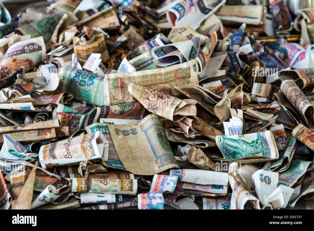 Les billets de banque, monnaie kyat, offres, monastère bouddhiste, Tuyin Taung pagode à Bagan, Mandalay Division, Myanmar Banque D'Images