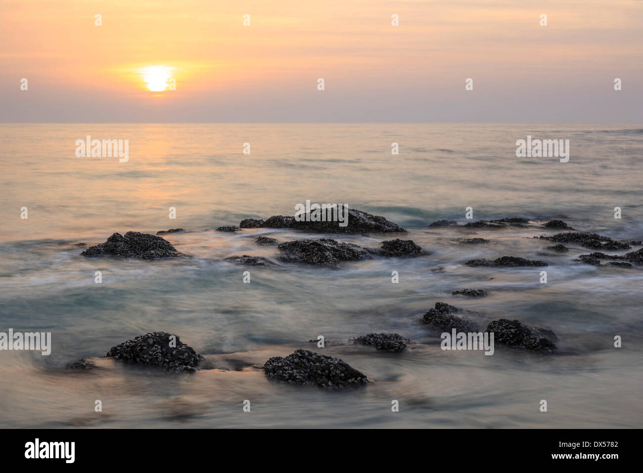 Le lever du soleil sur la mer d'Oman, Masirah ou Mazeira Island, Oman Banque D'Images