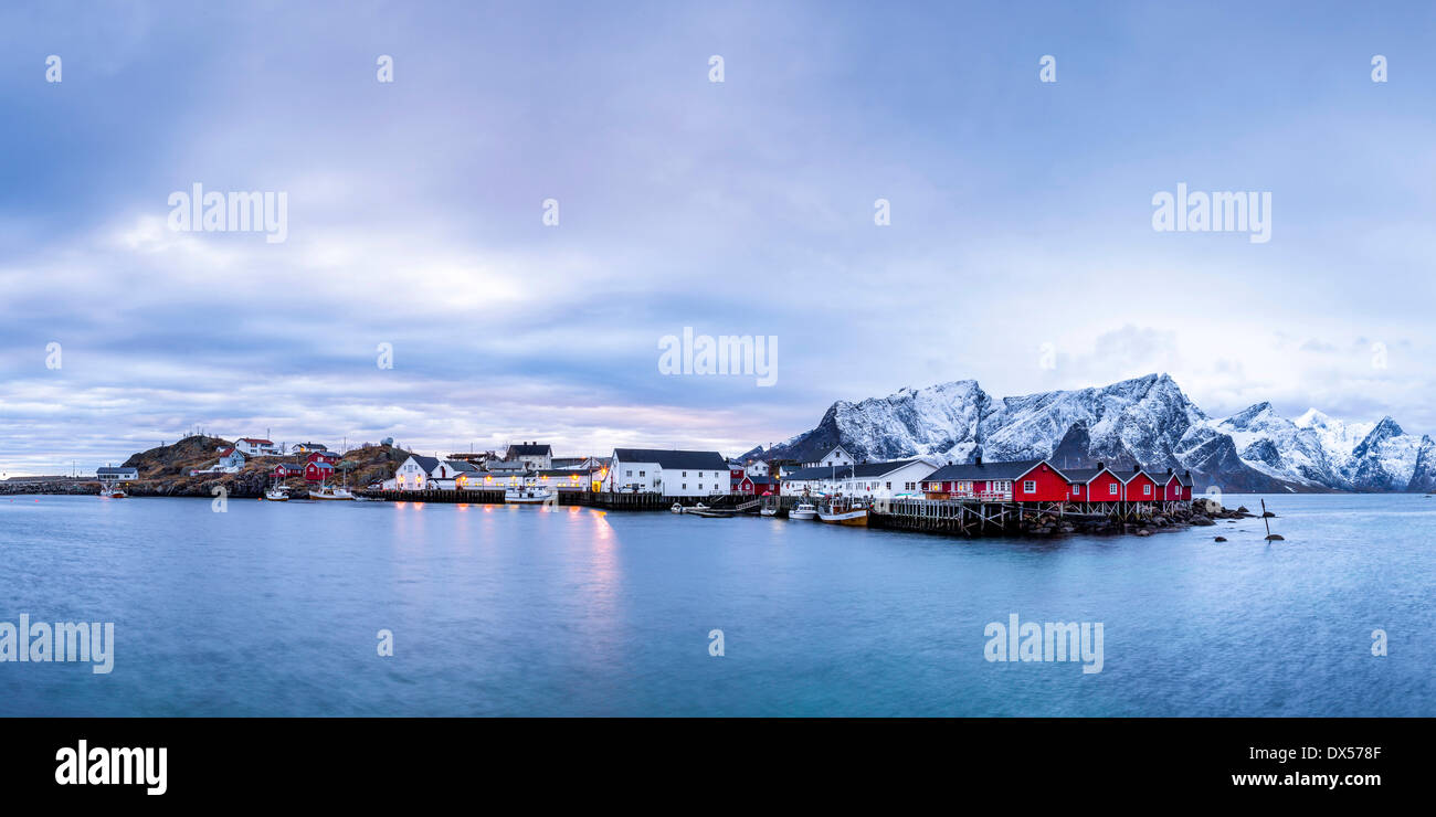 Heure Bleue, crépuscule, sur la côte près de Reine, Moskenesøy, Moskenes, Lofoten, Norvège Banque D'Images