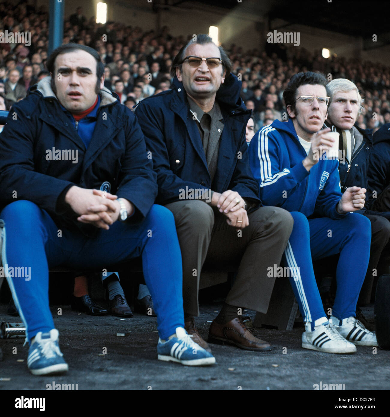 Football, Bundesliga, 1972/1973, Glueckaufkampfbahn Gelsenkirchen, FC Schalke 04 contre Hertha BSC Berlin 1:1, l'encadrement avec Schalke banc Ede helper (1 Lichterfeld.f.l.), l'entraîneur Ivica Horvat (2.f.l.), Rolf Ruessmann (4.f.l.) Banque D'Images