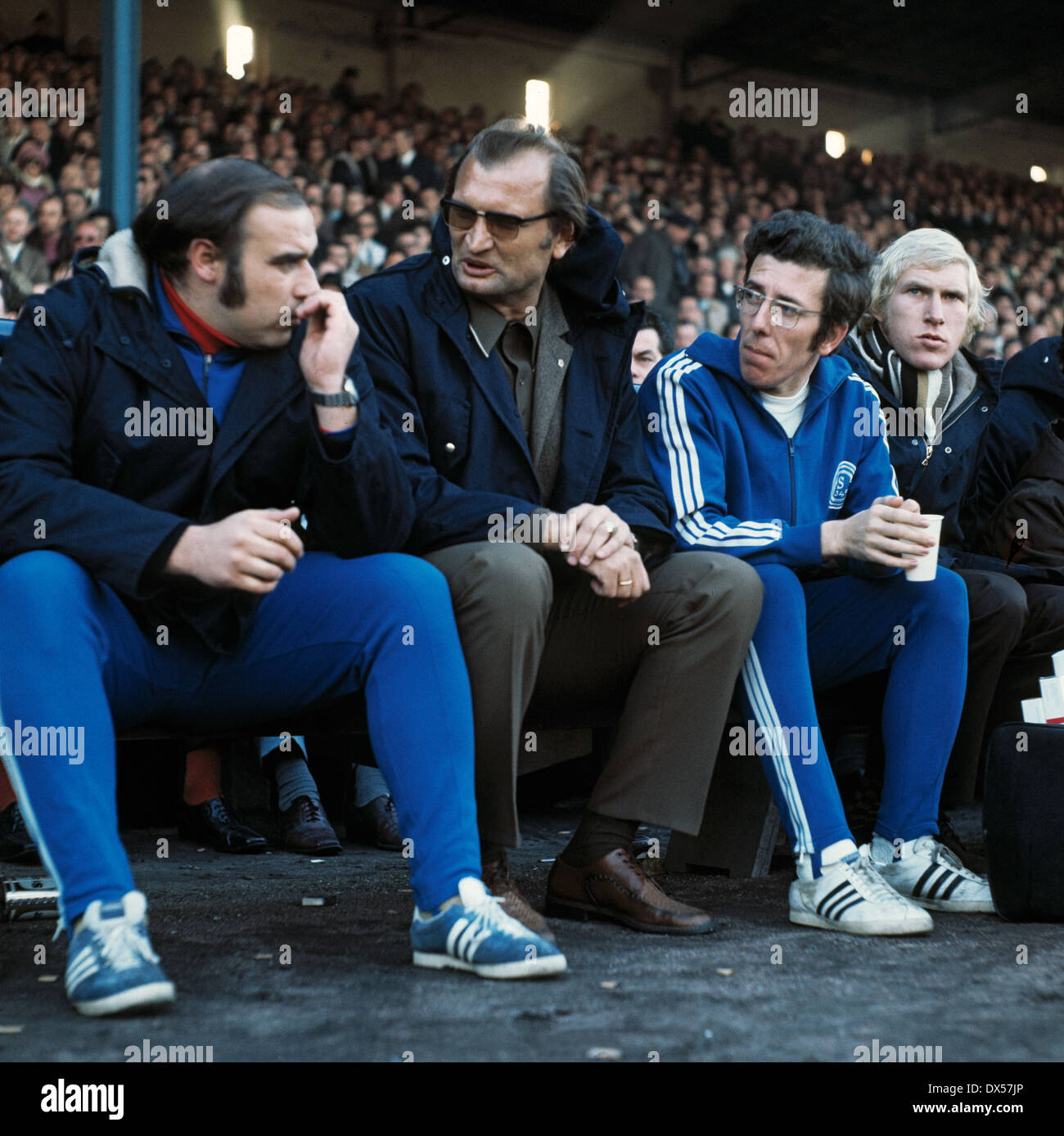 Football, Bundesliga, 1972/1973, Glueckaufkampfbahn Gelsenkirchen, FC Schalke 04 contre Hertha BSC Berlin 1:1, l'encadrement avec Schalke banc Ede helper (1 Lichterfeld.f.l.), l'entraîneur Ivica Horvat (2.f.l.), Rolf Ruessmann (4.f.l.) Banque D'Images
