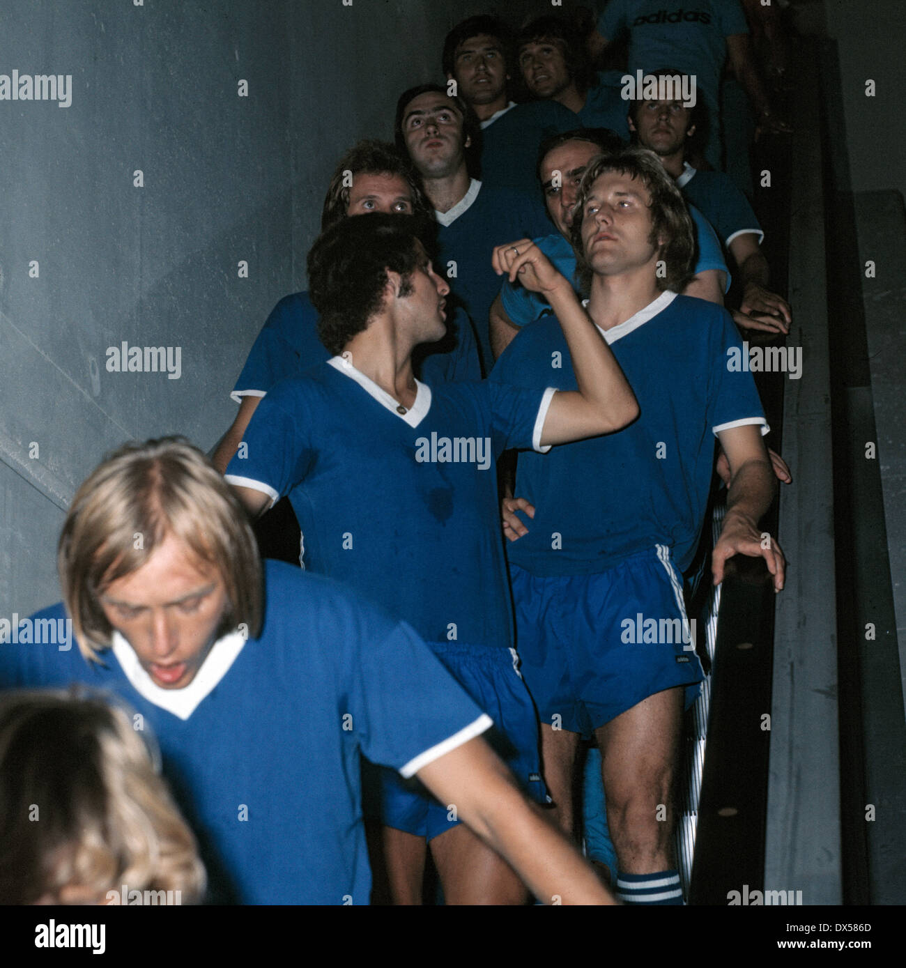 Football, Bundesliga, 1973/1974, Park Stadium, le FC Schalke 04 Gelsenkirchen contre Bochum 3:1, Schalke player lecteur d'un escalier mobile pour le terrain de jeu, f.l.t.r. Klaus Scheer, Klaus Beverungen, Juergen Sobieray Banque D'Images