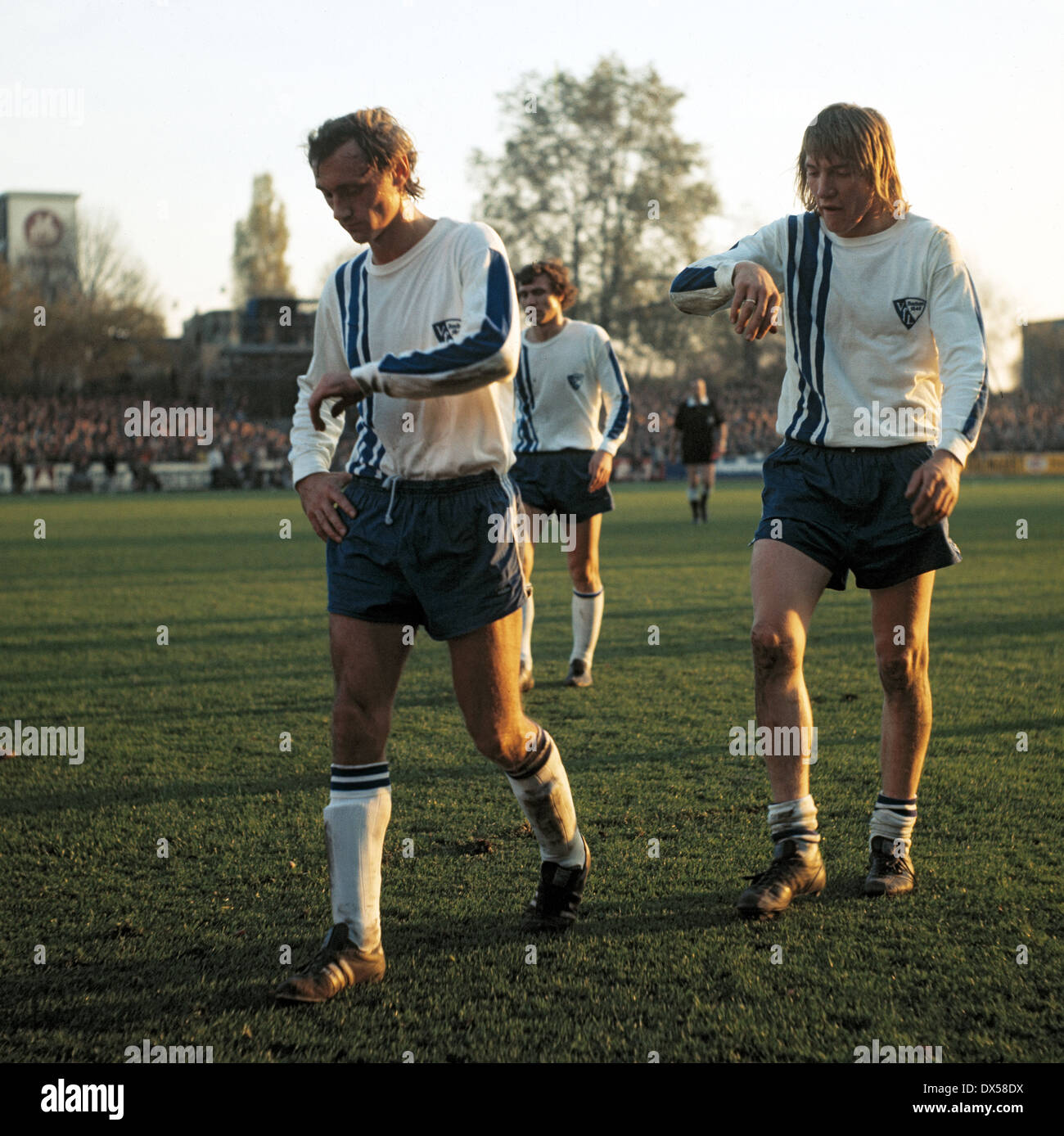 Football, Bundesliga, 1973/1974, le stade an der Castroper Strasse, VfL Bochum contre FC Bayern Munich 0:1, laissant l'avant, f.l.t.r. Dieter Versen (VfL), Jupp Tenhagen (VfL) Banque D'Images