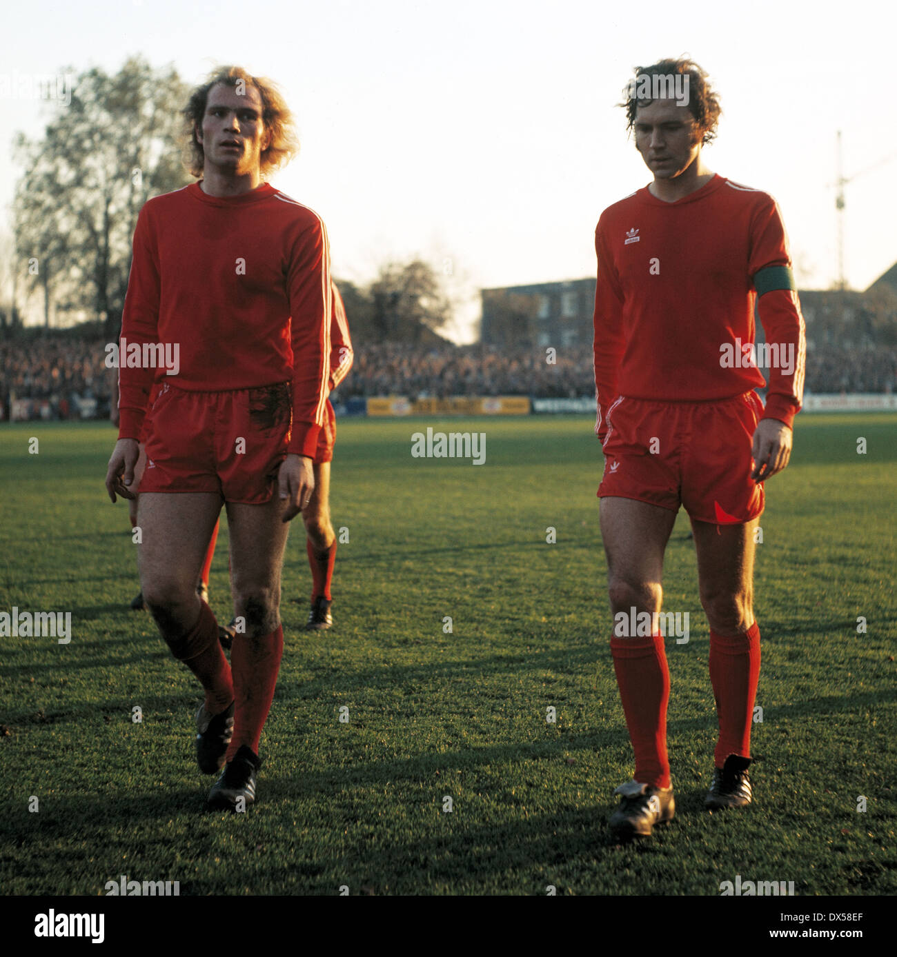Football, Bundesliga, 1973/1974, le stade an der Castroper Strasse, VfL Bochum contre FC Bayern Munich 0:1, laissant, Uli Hoeness (FCB) à gauche et Franz Beckenbauer (FCB) Banque D'Images