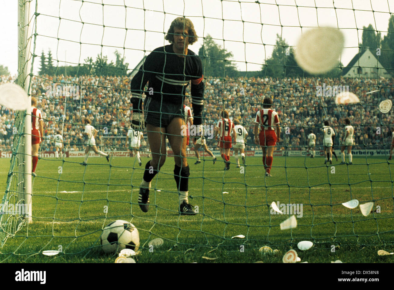 Football, Bundesliga, 1973/1974, le stade am Boekelberg, Borussia Moenchengladbach contre Fortuna Cologne 3:1, Horst Koeppel les scores de 3:0, keeper Wolfgang Fahrian attraper la balle du net Banque D'Images