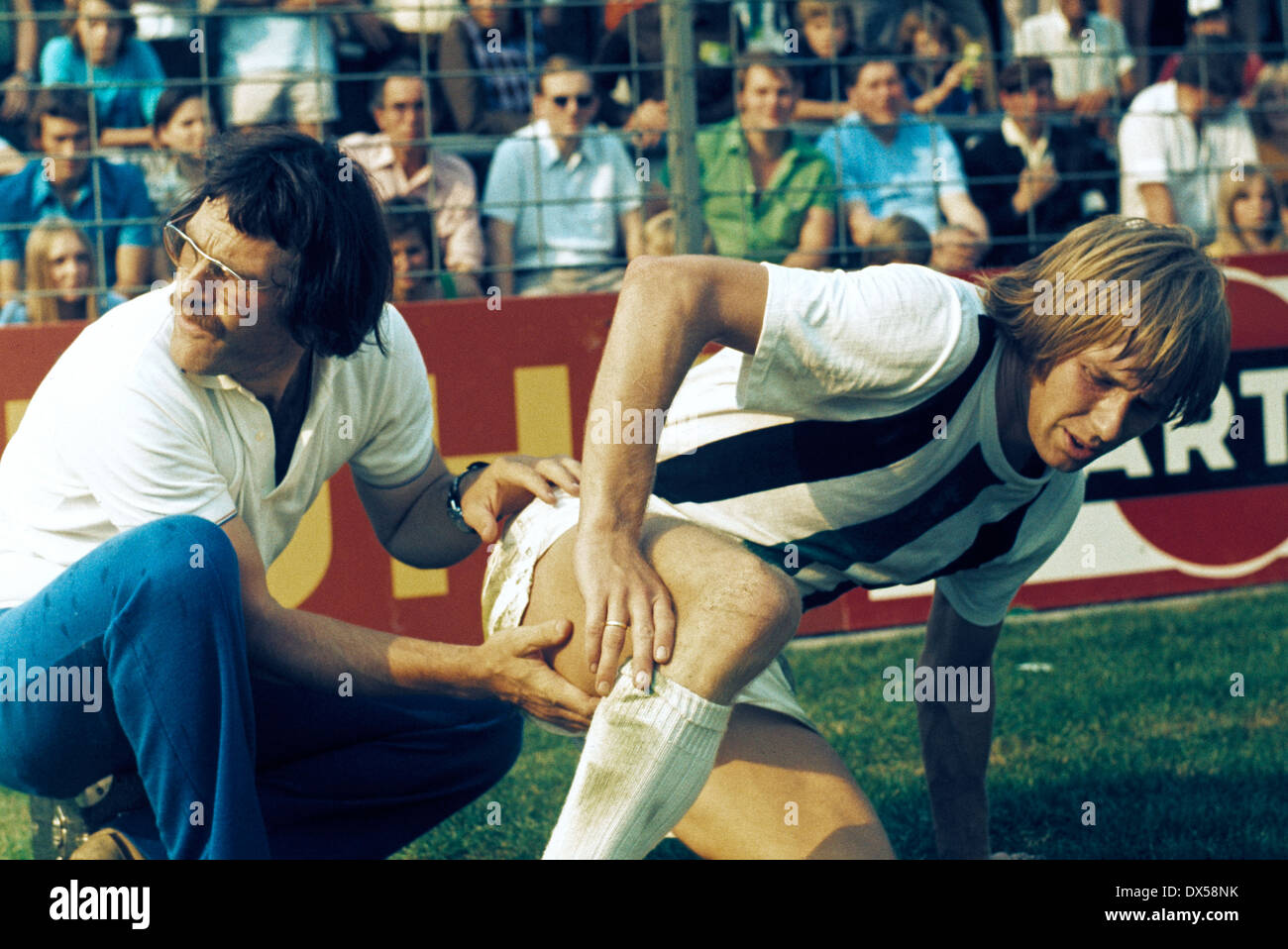 Football, Bundesliga, 1973/1974, le stade am Boekelberg, Borussia Moenchengladbach contre Fortuna Cologne 3:1, Henning Jensen (MG) blessés, soins médicaux en stock masseur Charly Banque D'Images