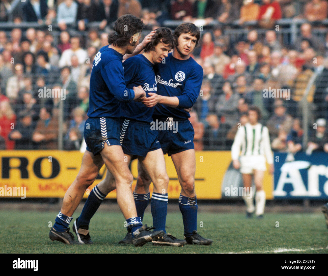 Football, Bundesliga, 1973/1974, le stade am Boekelberg, Borussia Moenchengladbach contre MSV Duisburg 3:2, Klaus Wunder (MSV) milieu marque un but pour 1:1 congratulants, Detlef Pirsig (à gauche) et Michael Bella (à droite) Banque D'Images