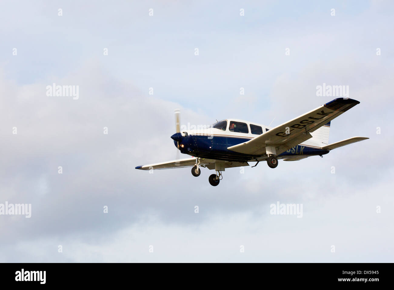 Piper PA-28-161 Cherokee Warrior II G-BSLK en approche finale à la terre à l'Aérodrome de Sandtoft Banque D'Images