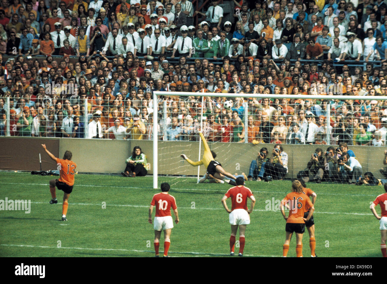 Football, championnat du monde, 1974, 1. Dernier tour, Groupe III, Westfalenstadion Dortmund, la Bulgarie contre Pays-Bas 1:4, Johan Neeskens (Pays-Bas) marque un but pour 1:0 par une pénalité résultant d'une faute, keeper Stefan STAIKOV (Bulgarie) est chanceles Banque D'Images