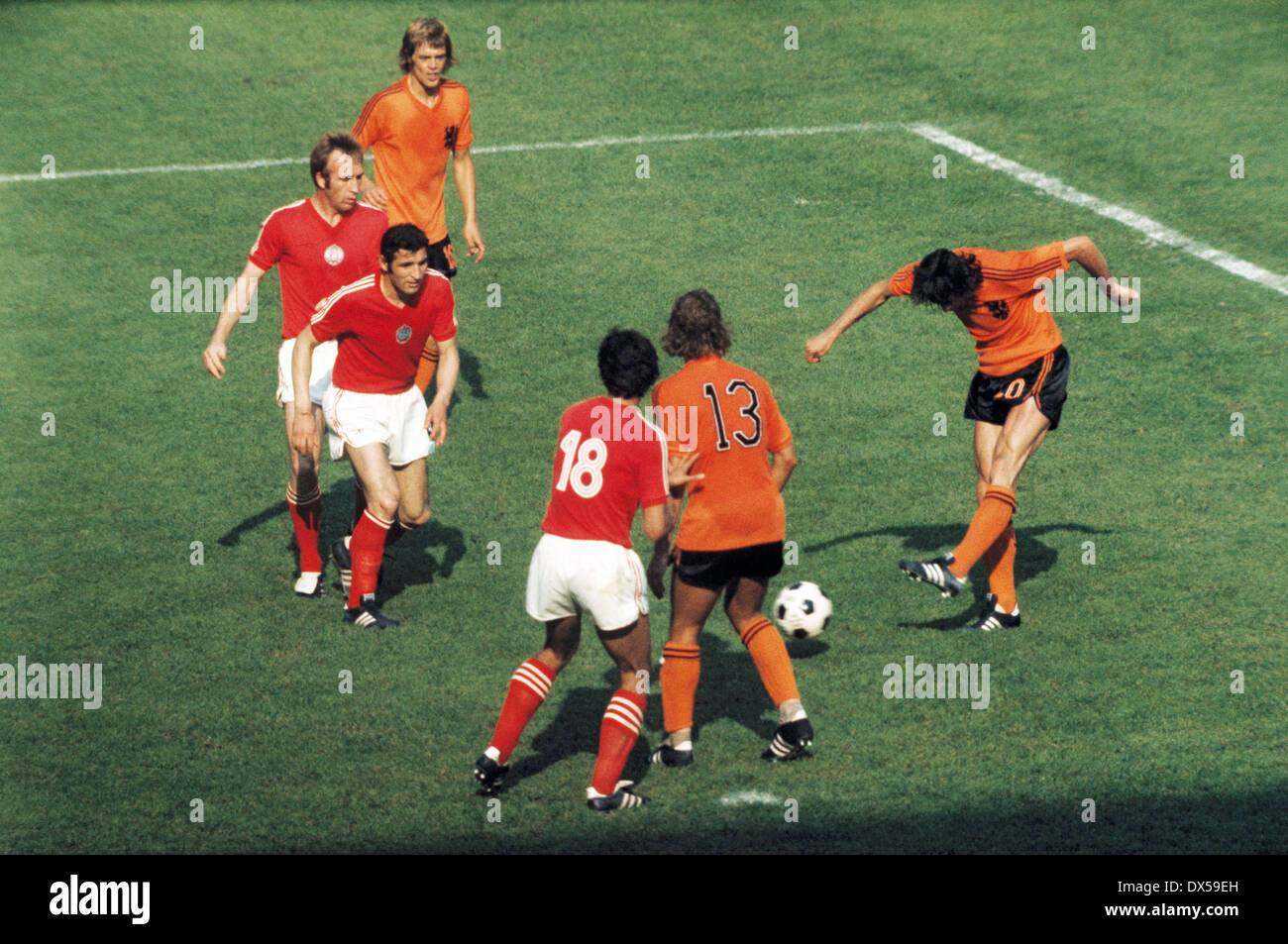 Football, championnat du monde, 1974, 1. Dernier tour, Groupe III, Westfalenstadion Dortmund, la Bulgarie contre Pays-Bas 1:4, scène du match, un joueur Pays-bas tirs au but Banque D'Images