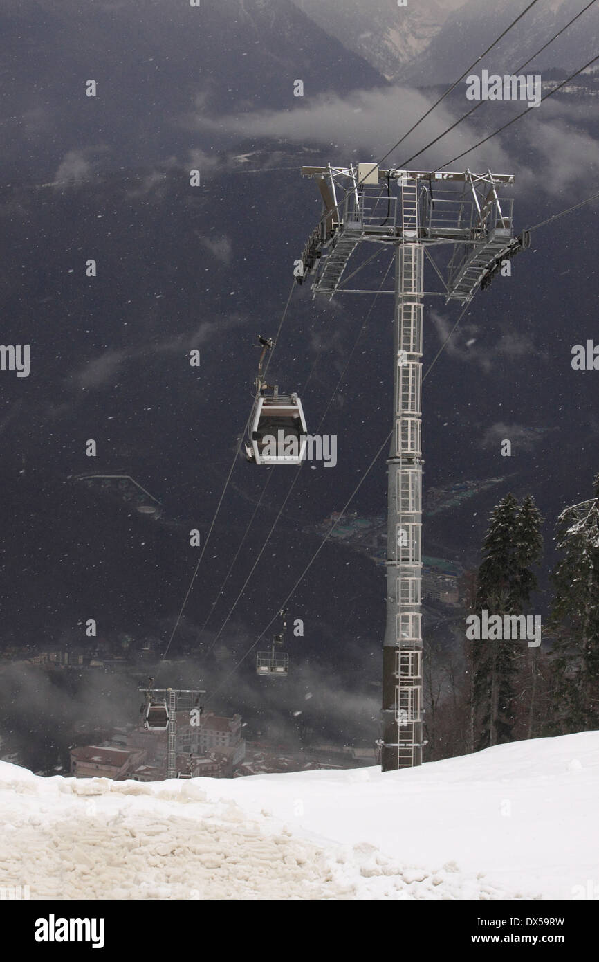 Téléphérique dans les montagnes du Caucase à l'hiver Banque D'Images