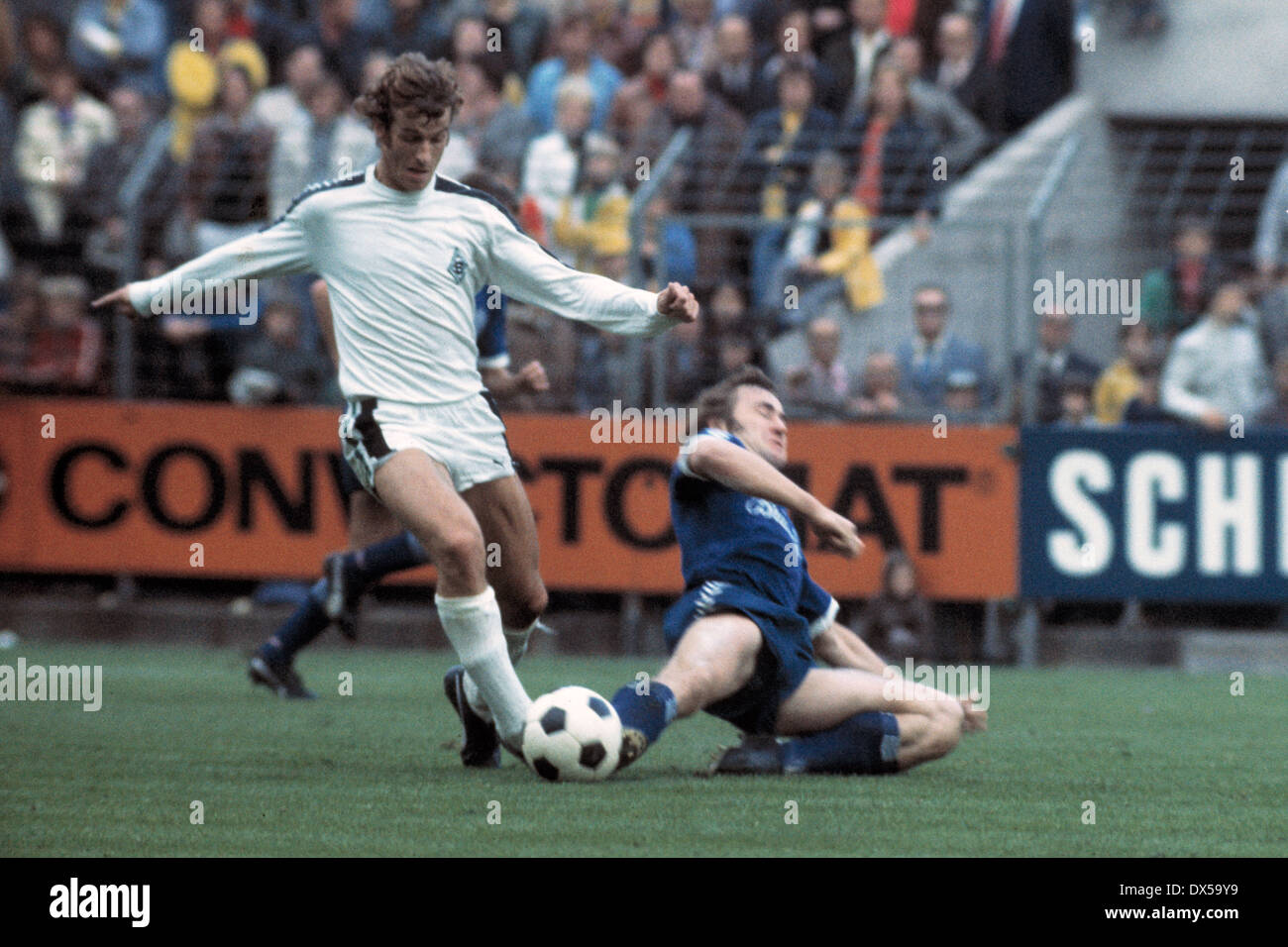 Football, Bundesliga, 1974/1975, le stade am Boekelberg, Borussia Moenchengladbach contre MSV Duisburg 4:1, s'attaquer, Rainer Bonhof (MG) à gauche et Michael Bella (MSV) Banque D'Images