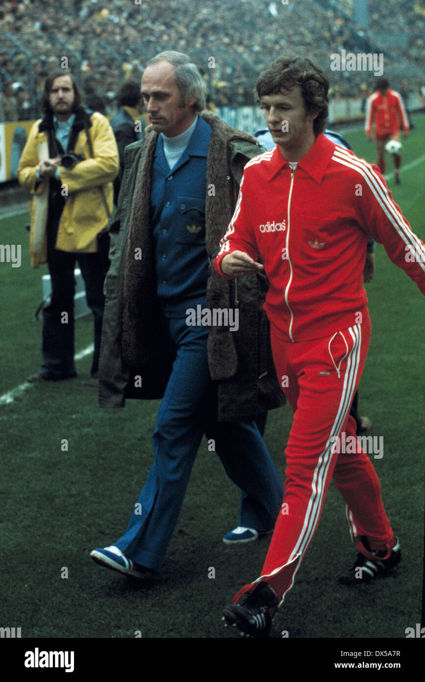 Football, Bundesliga, 1974/1975, le stade am Boekelberg, Borussia  Moenchengladbach contre FC Bayern Munich 1:2, l'entraîneur Udo Lattek et  Klaus Wunder (FCB) dans un survêtement Photo Stock - Alamy