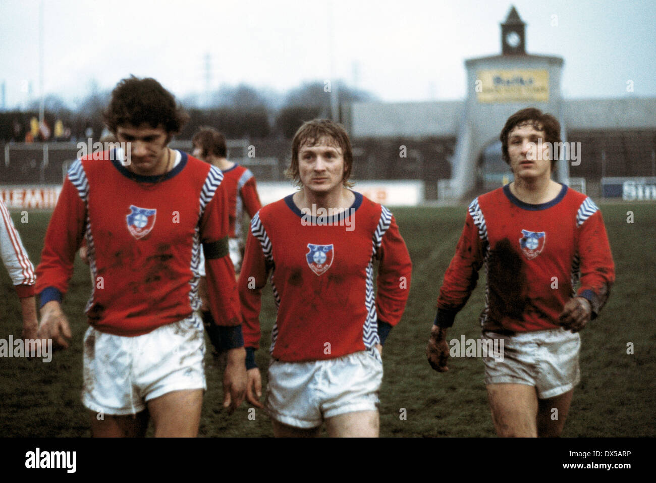 Football, 2. Bundesliga Nord, 1974/1975, Niederrheinstadion, Rot Weiss Oberhausen versus FC Bayer Uerdingen 05 1:3, fin du match, laissant, f.l.t.r. Paul Hahn (Bayer), Peter Falter (Bayer) et Hans-Juergen Wloka (Bayer) Banque D'Images