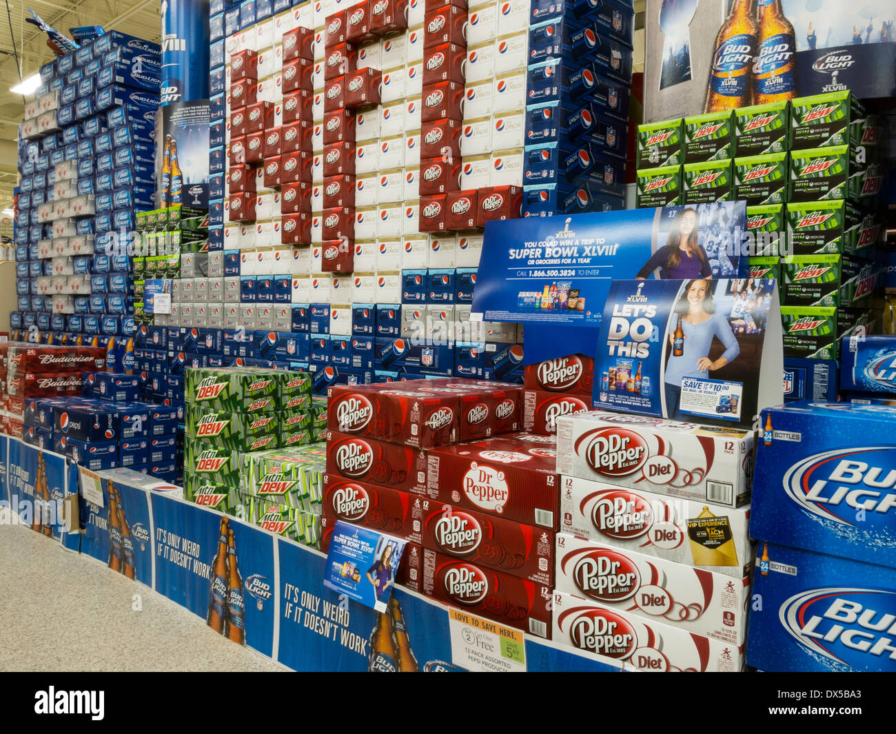 De bière et de boissons gazeuses affichage empilé pour le Super Bowl 2014, Publix Super Marché à Flagler Beach, Floride Banque D'Images