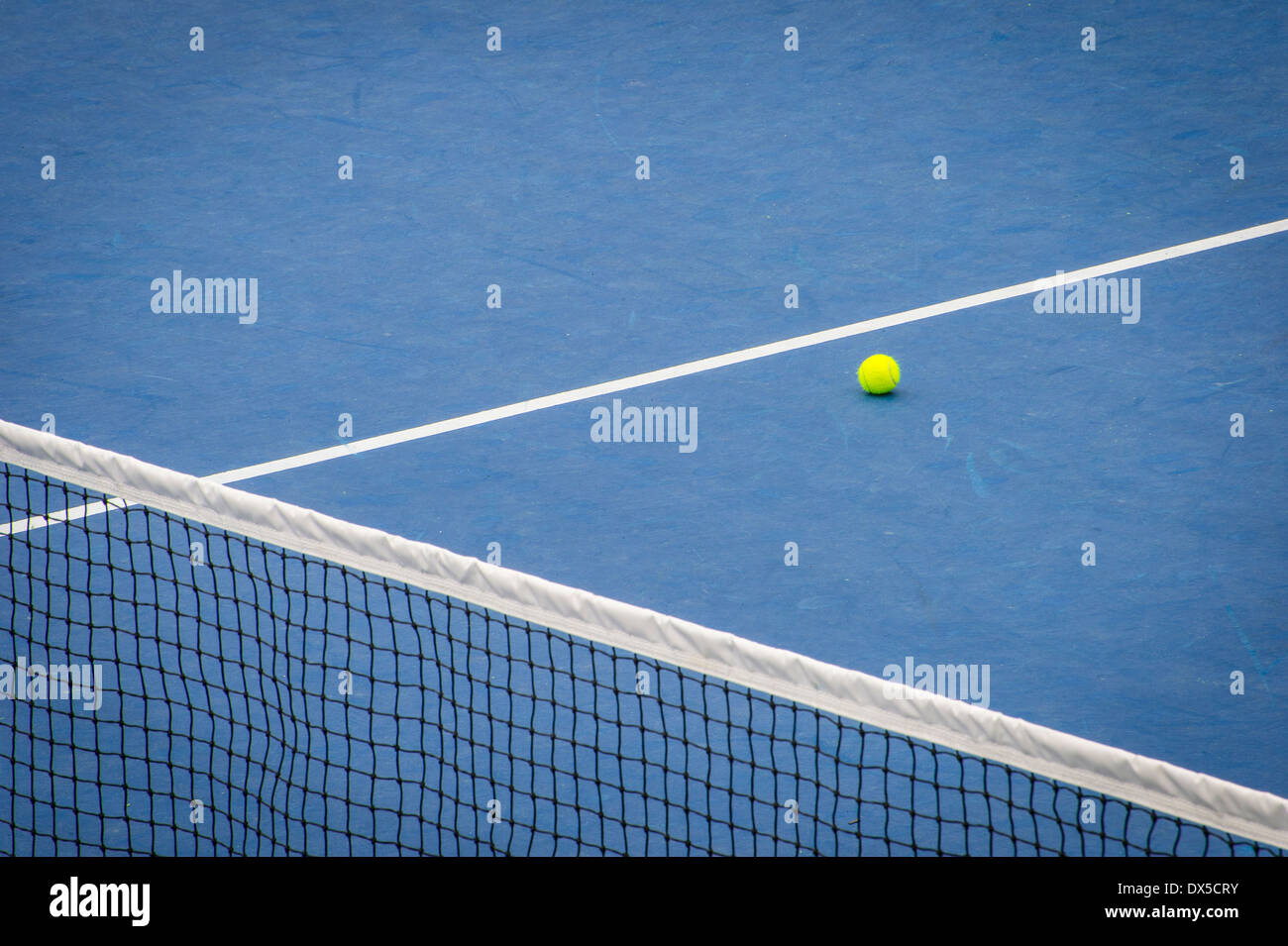 Tennis bleu avec balle de tennis Banque D'Images