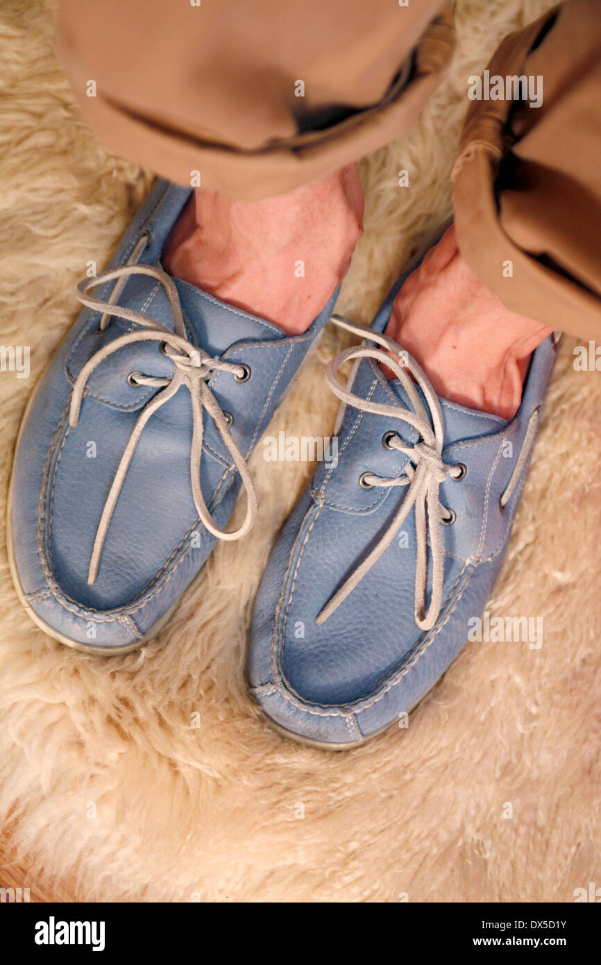 Chaussures bleu occasionnels sur tapis à poils, High Angle View Banque D'Images