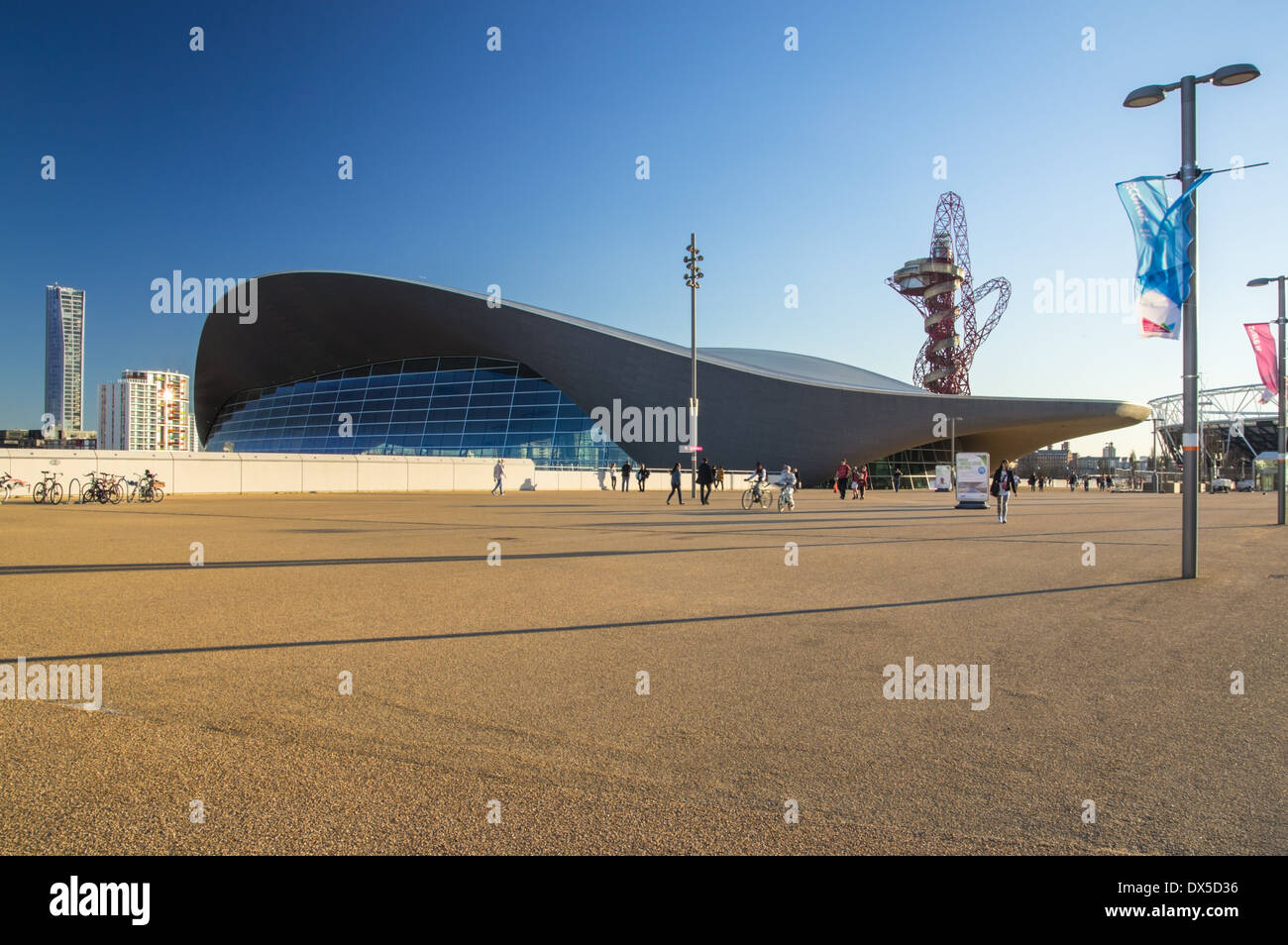 Centre aquatique de Londres et ArcelorMittal Orbit sculpture au Queen Elizabeth Olympic Park Londres Angleterre Royaume-Uni UK Banque D'Images