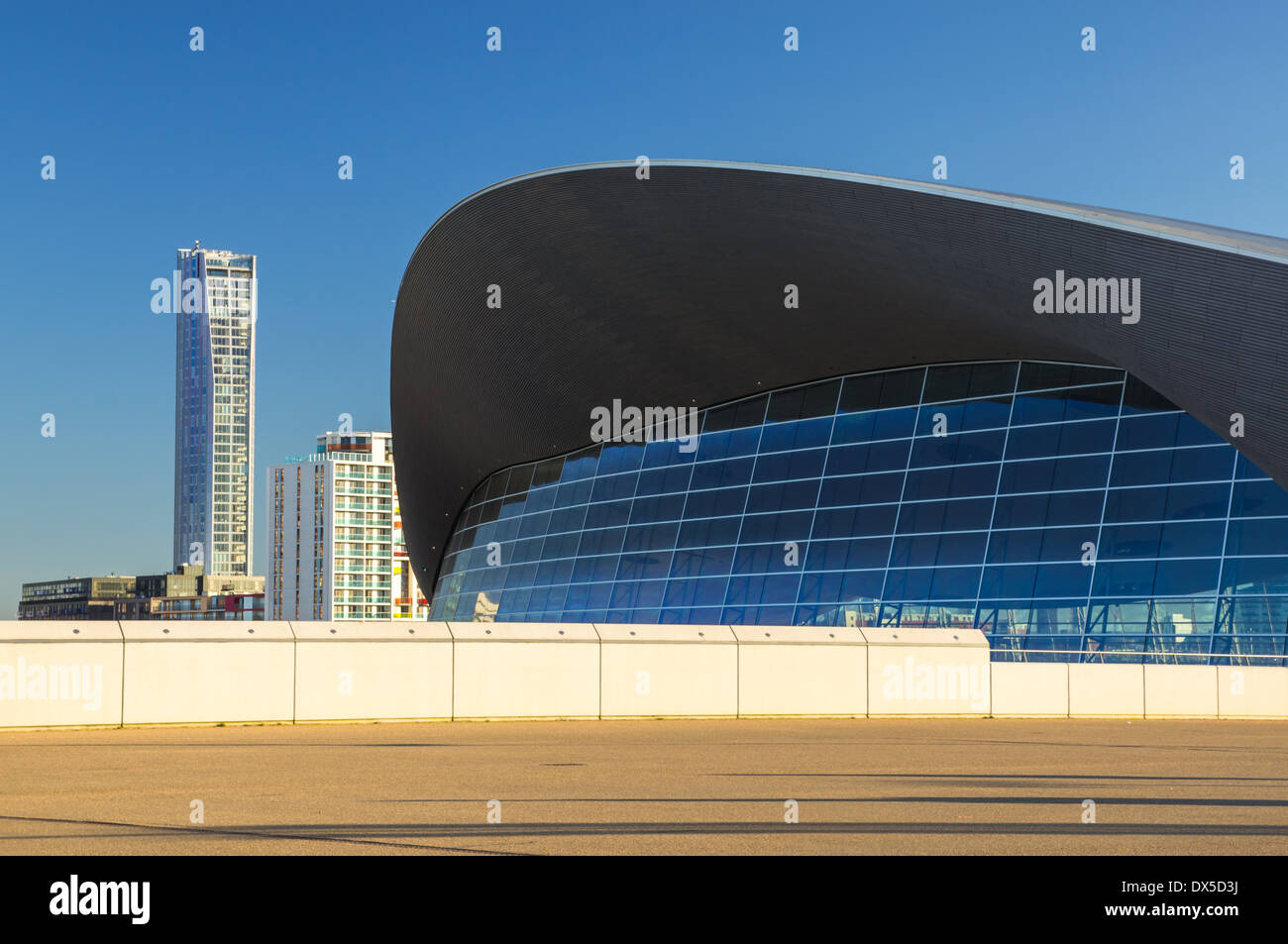 Le verre sur les côtés de l'Aquatics Centre de Londres au Queen Elizabeth Olympic Park Londres Angleterre Royaume-Uni UK Banque D'Images